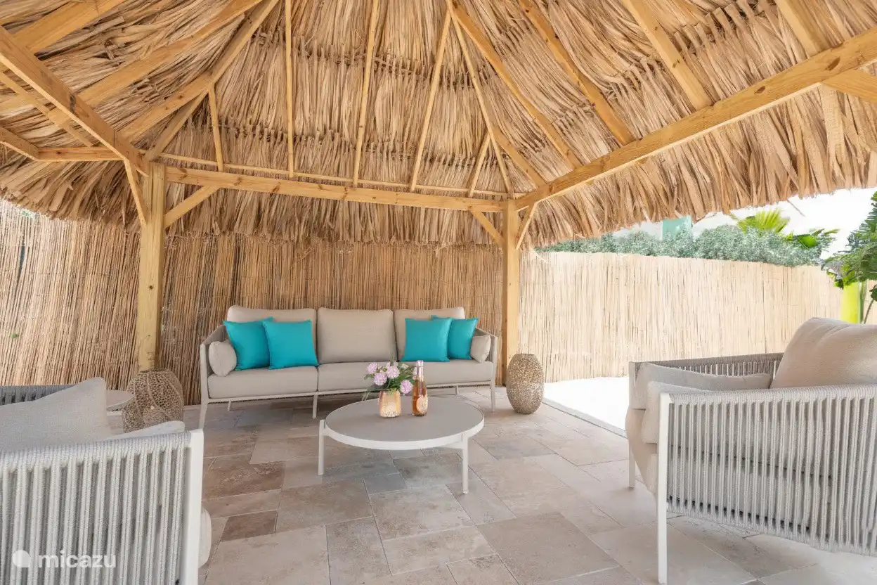 Wil je liever in de schaduw zitten dan kun je heerlijk geniet onder de palapa.