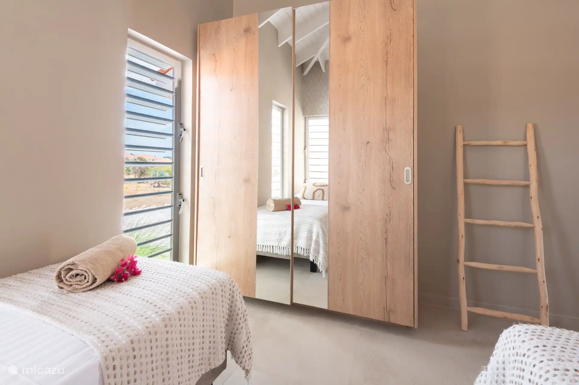 Elke slaapkamer is voorzien van plafonventilatoren, ruime kledingkast, airco, wasmeubel met spiegel, toilet en een regendouche.