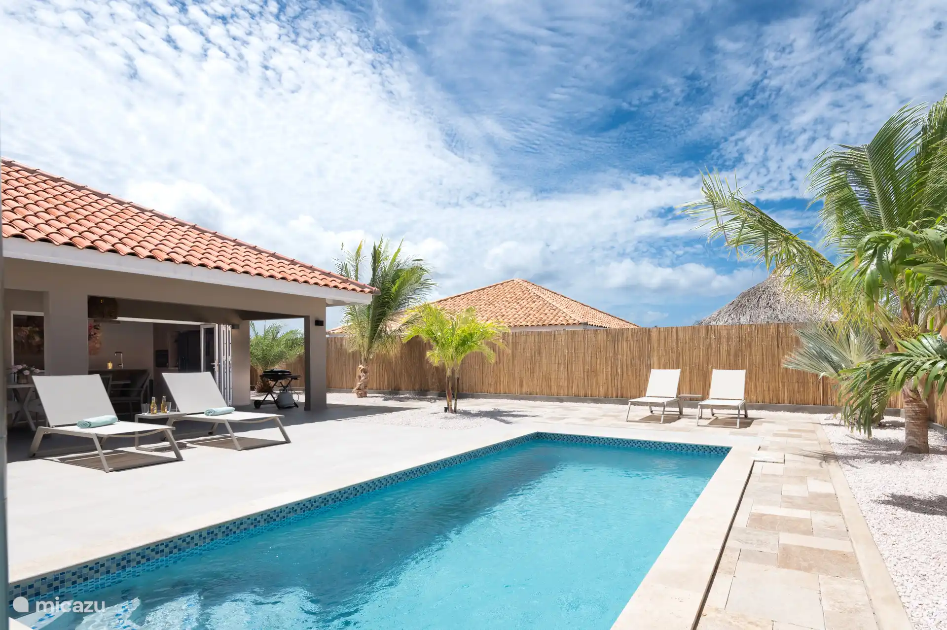 Een zwembad met veel privacy.