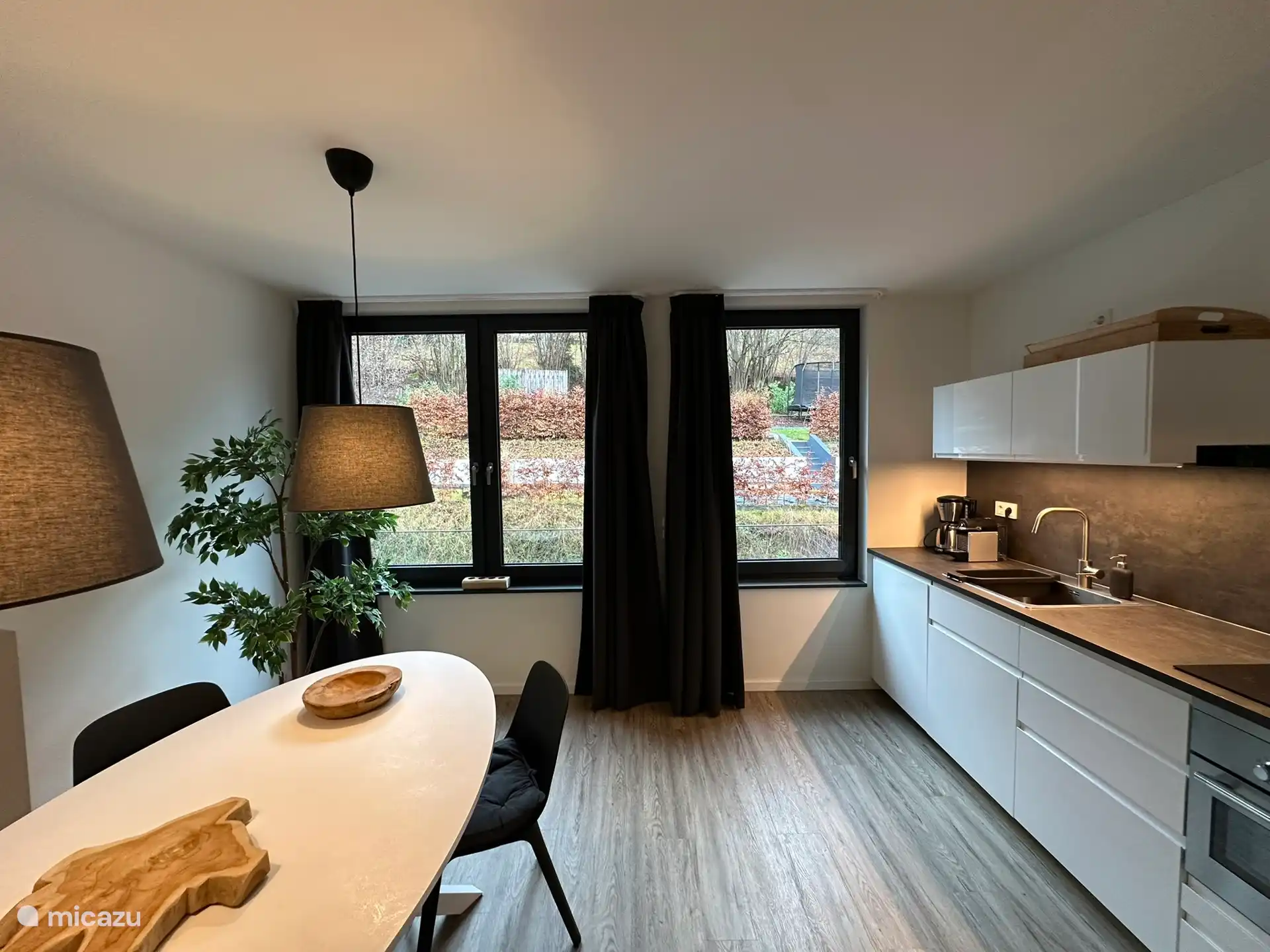 Eettafel, keuken en uitzicht