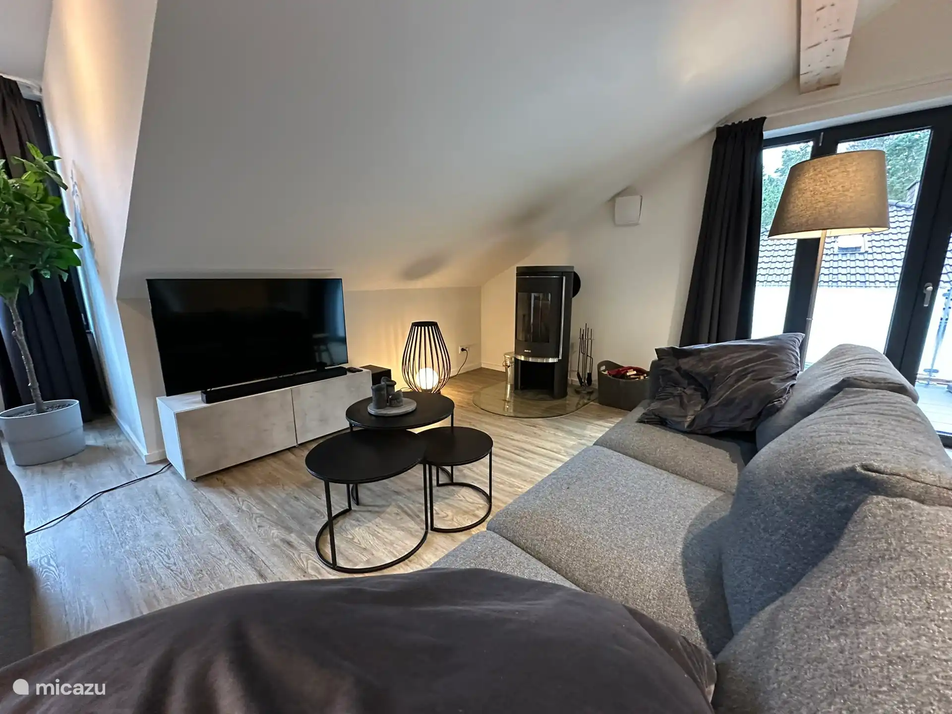 Zitgedeelte met TV/Media en houtkachel