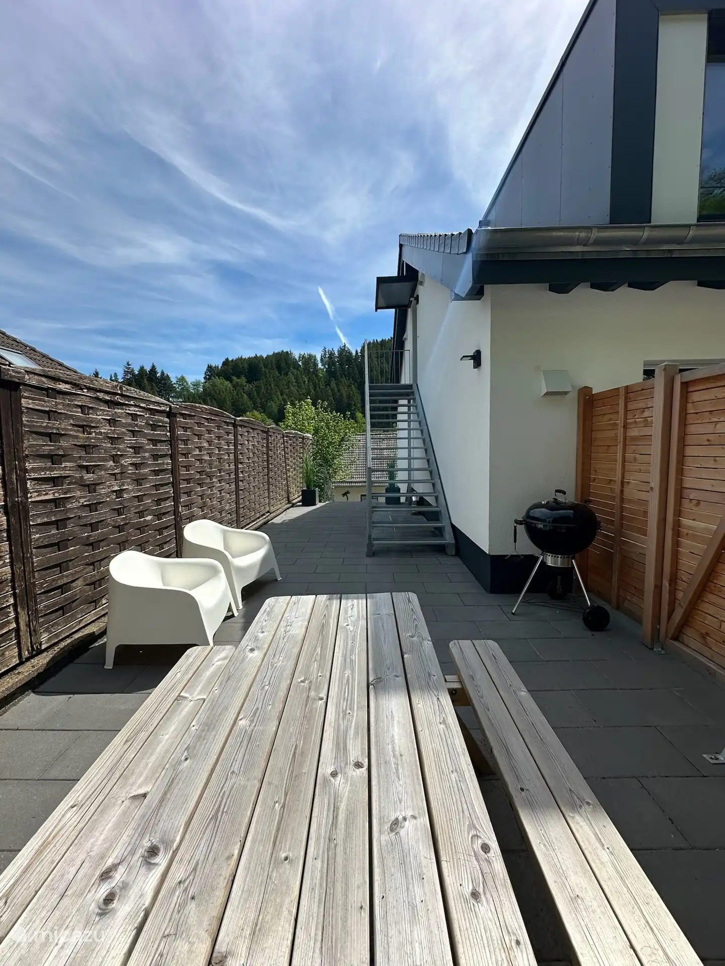 Terrasse avec table de pique-, chaises longues et barbecue Weber !