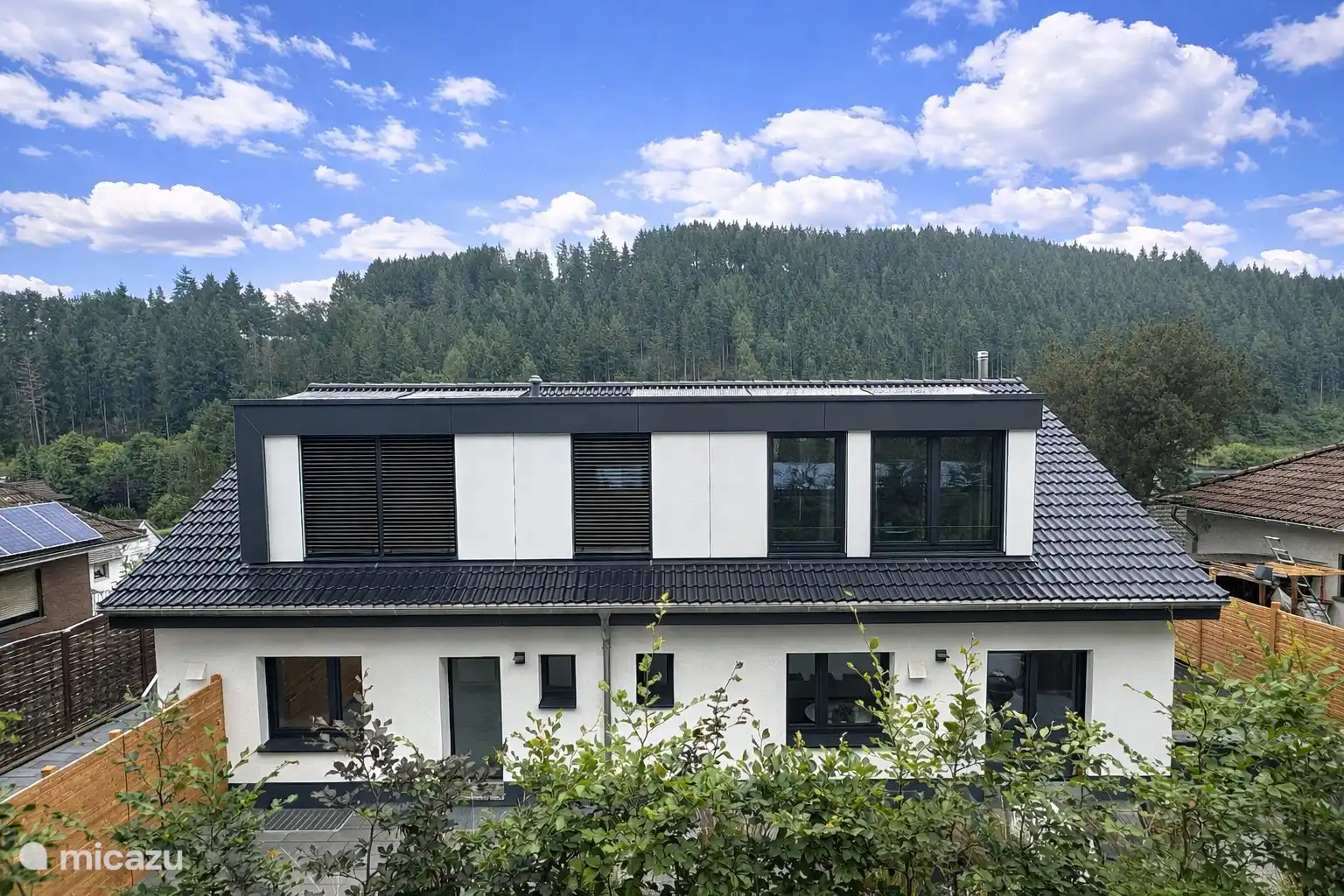 Achteraanzicht Villa Holgenbach met de ruim 10 meter lange dakopbouw van Penthouse Holgenbach