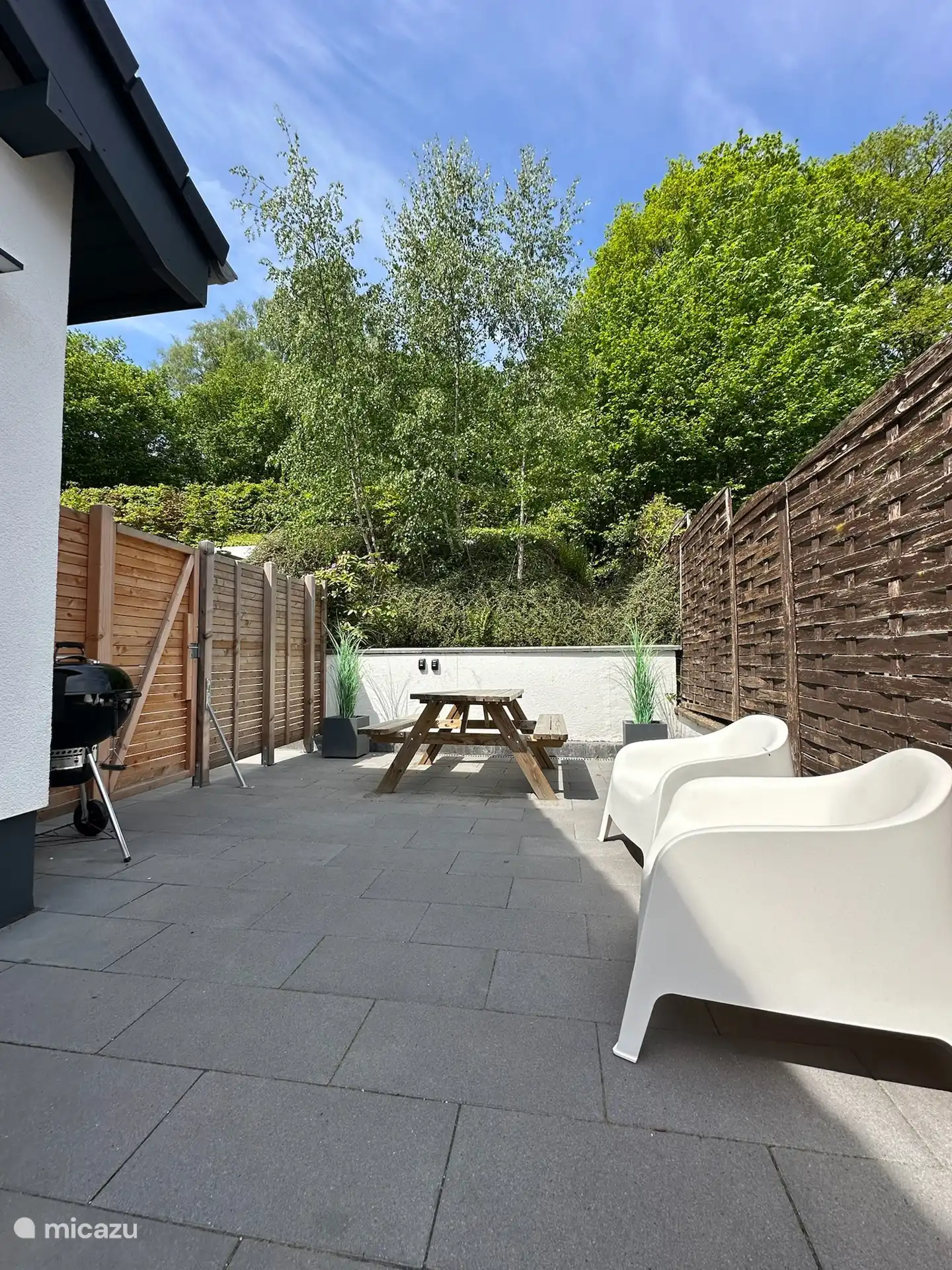 Terrasse avec table de pique-, chaises longues et barbecue Weber !