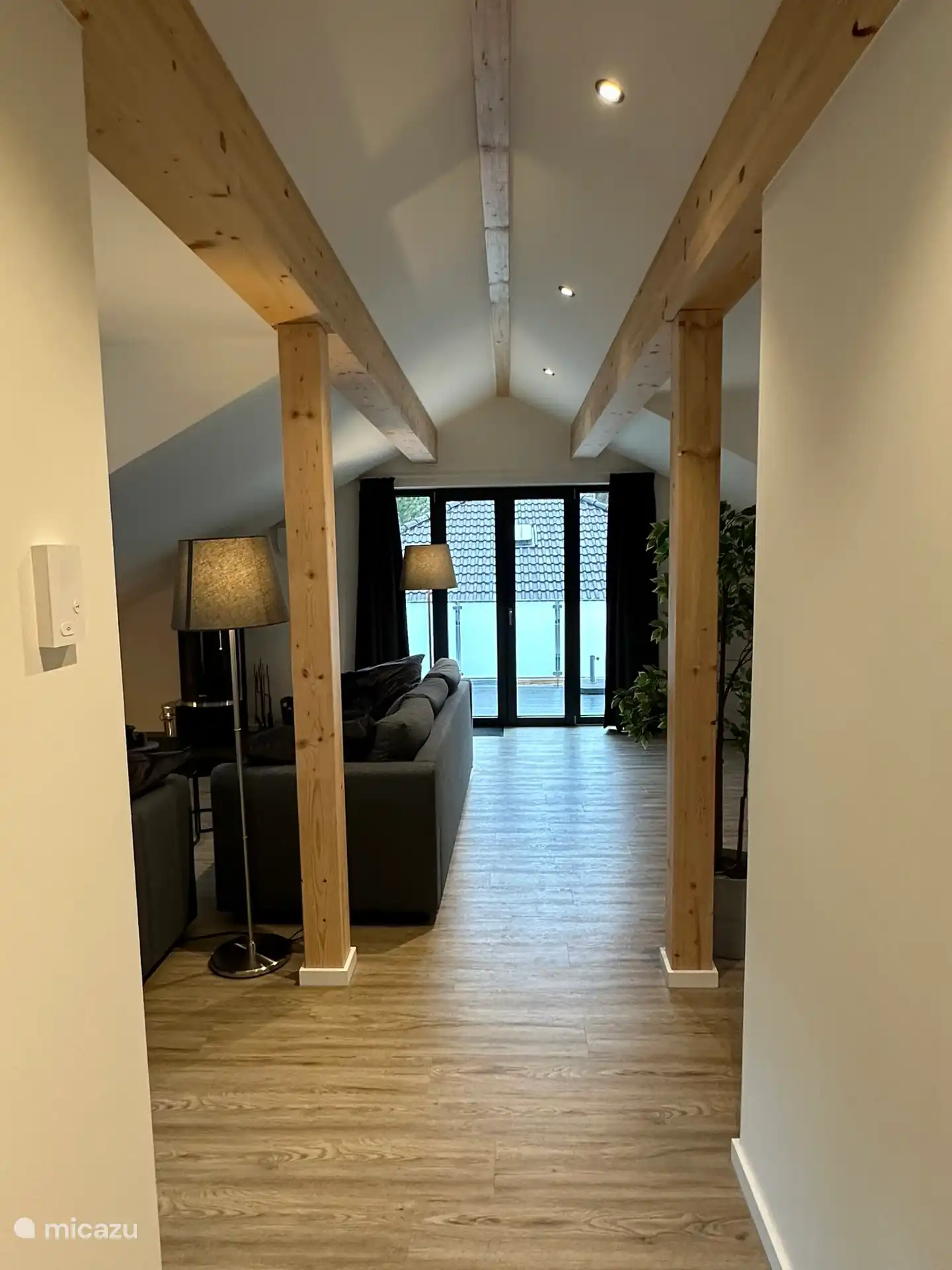 Hal/woongedeelte en deuren naar balkon