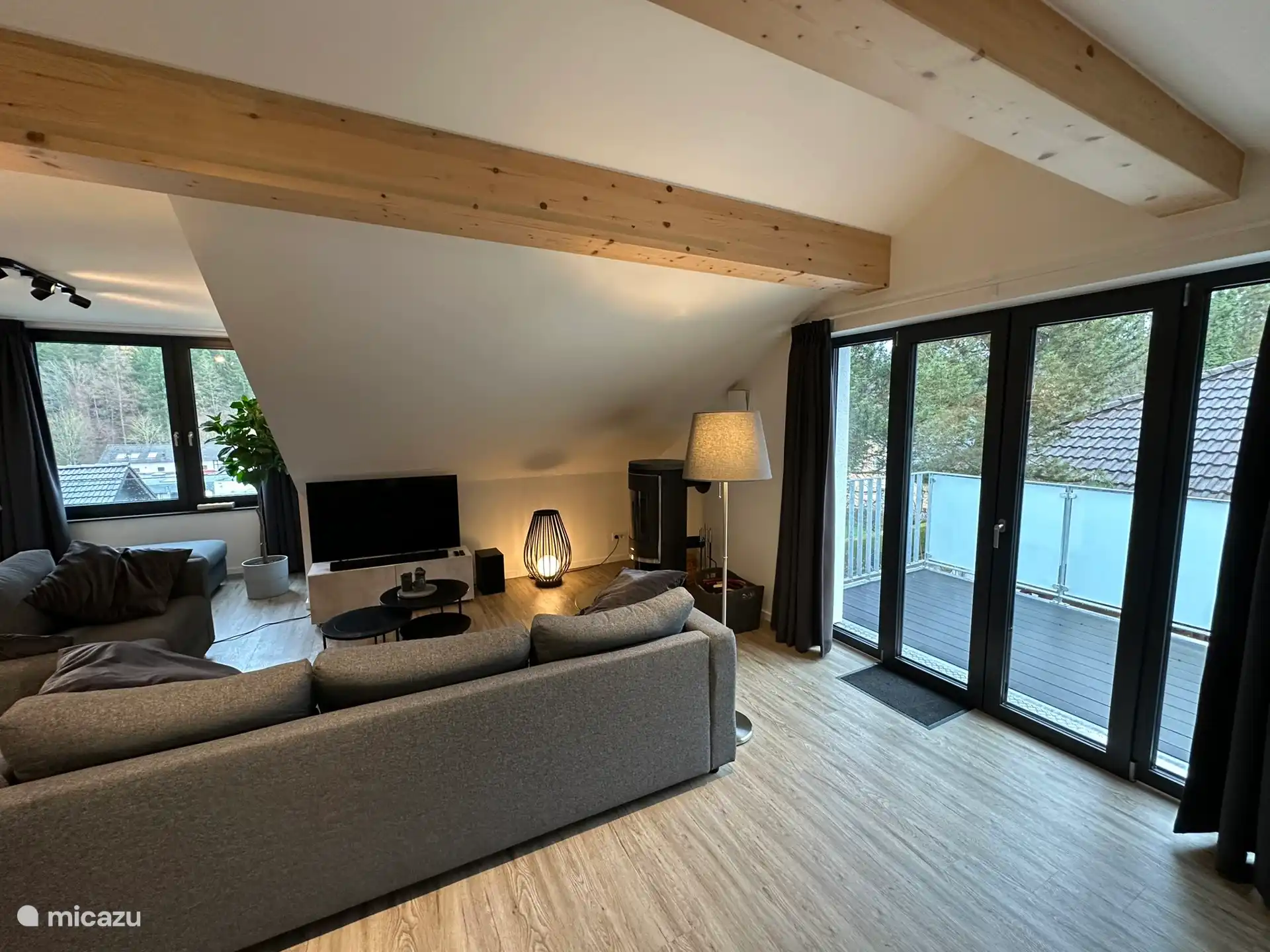 Zitgedeelte en terrasdeuren naar balkon