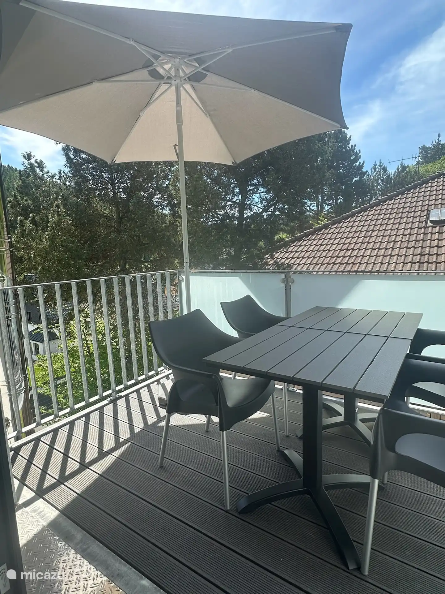 Terrasse orientée sud sous le parassol ! 