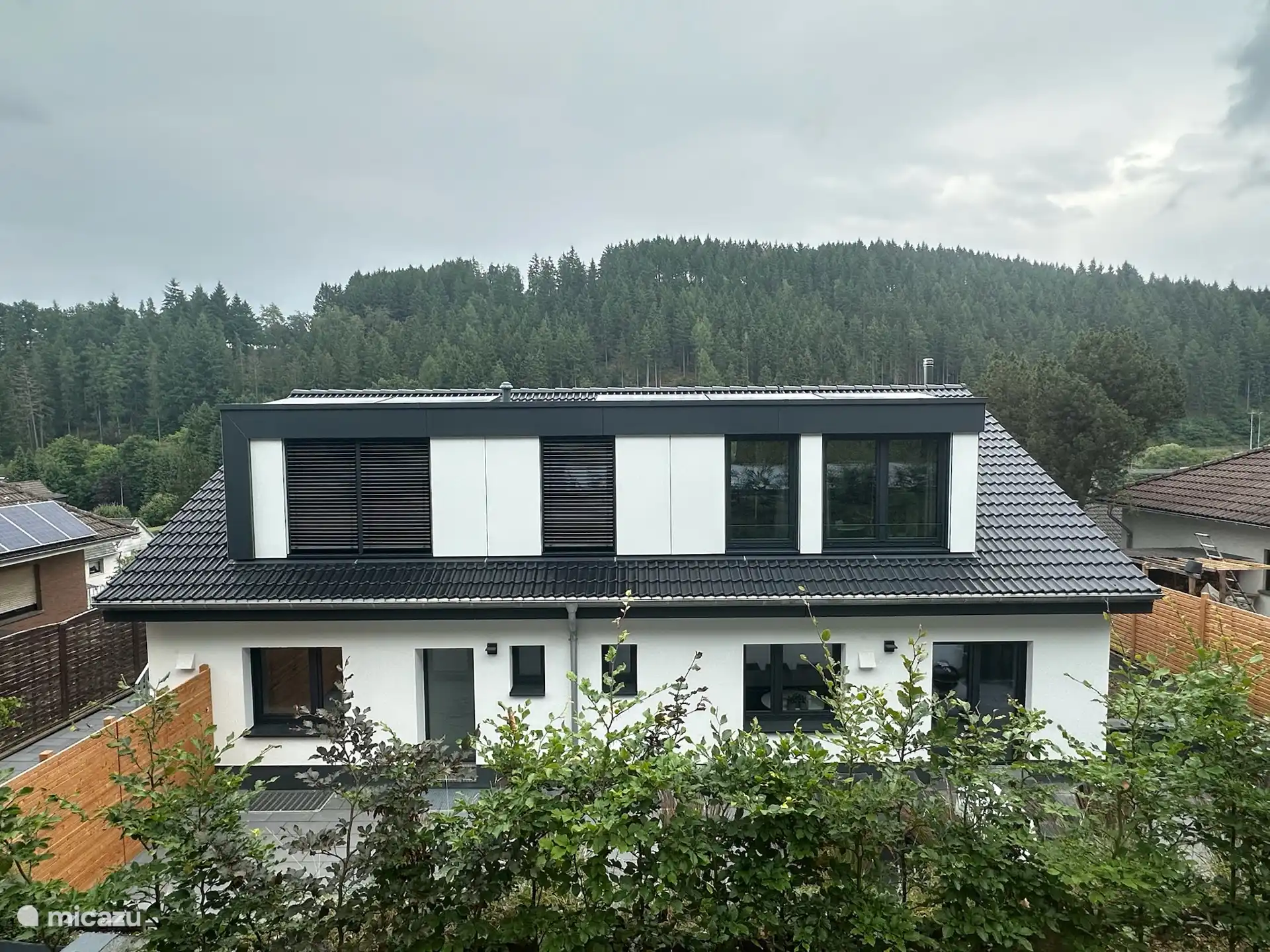 Achteraanzicht Villa Holgenbach met de ruim 10 meter lange dakopbouw van Penthouse Holgenbach