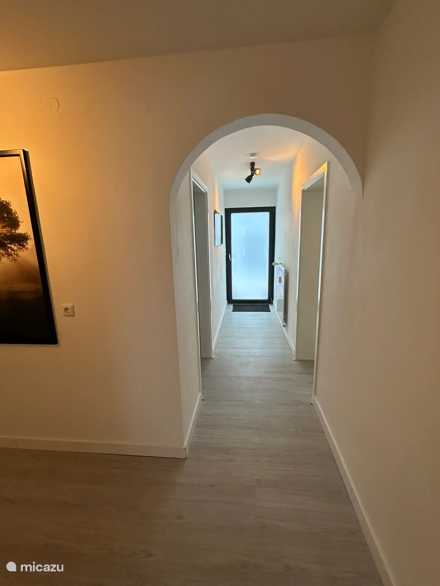 Hal en deur naar grote terras