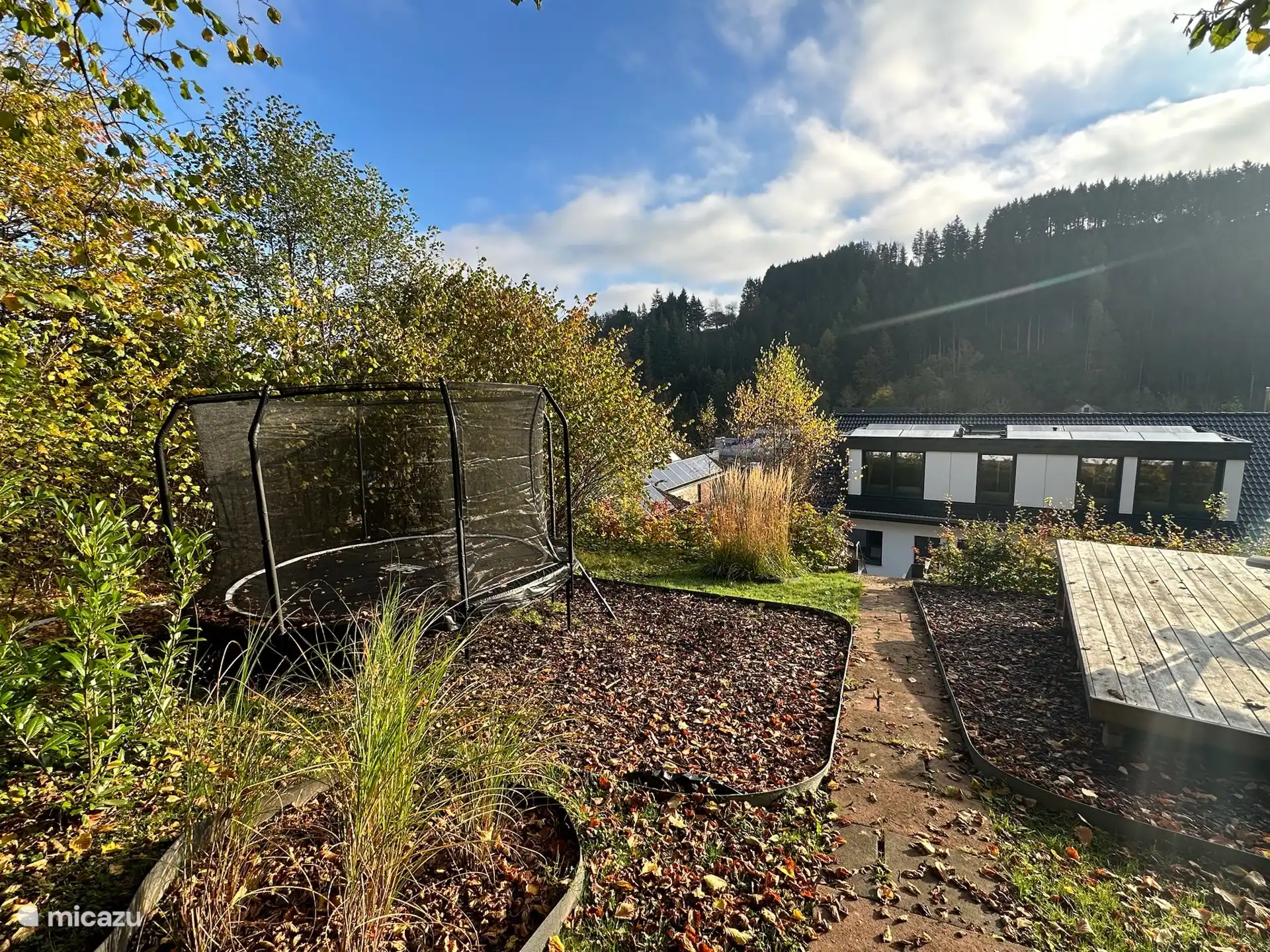 Tuin, trampoline en uitzicht