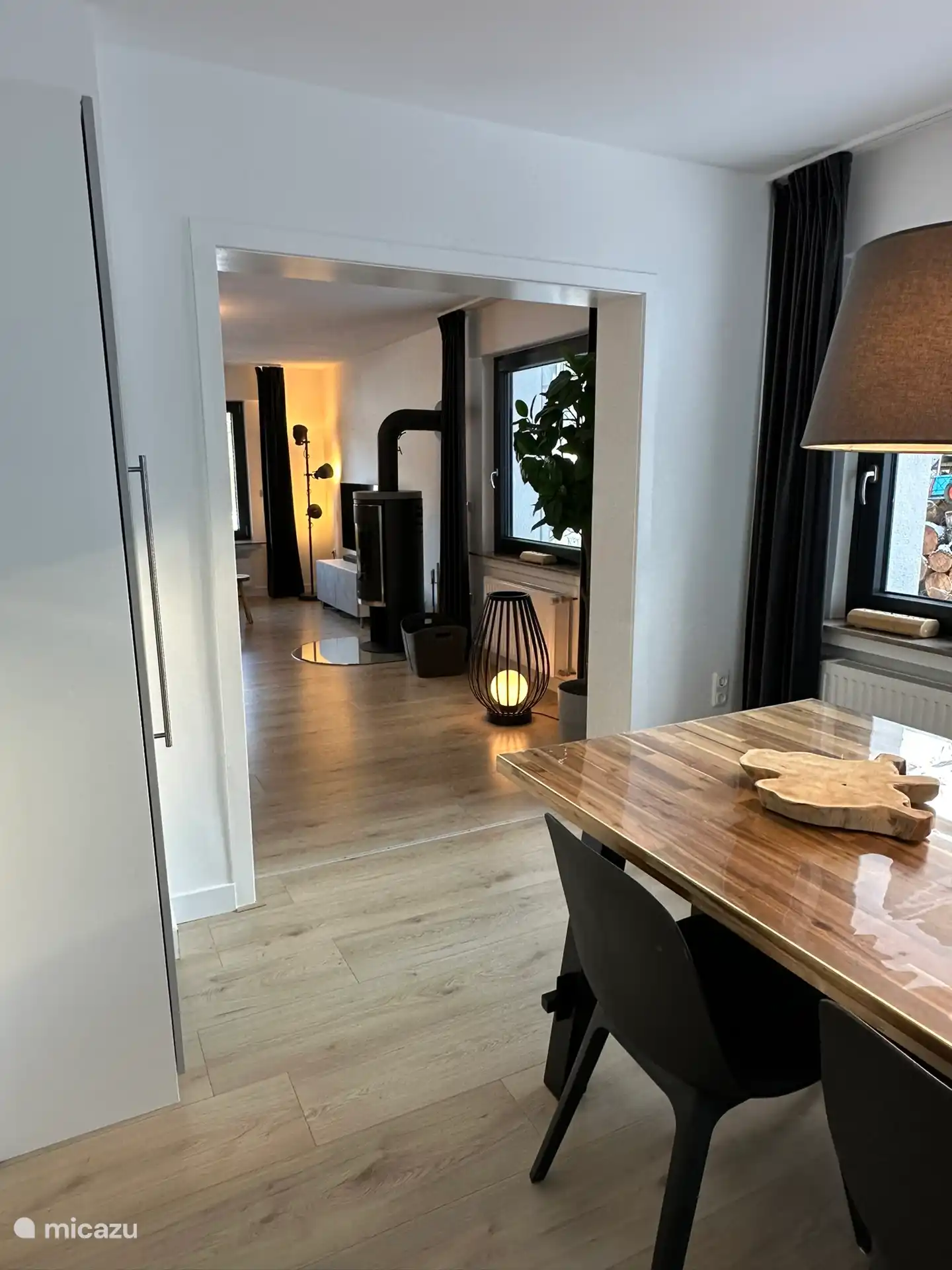 Doorkijk van eetkamer naar woonkamer 