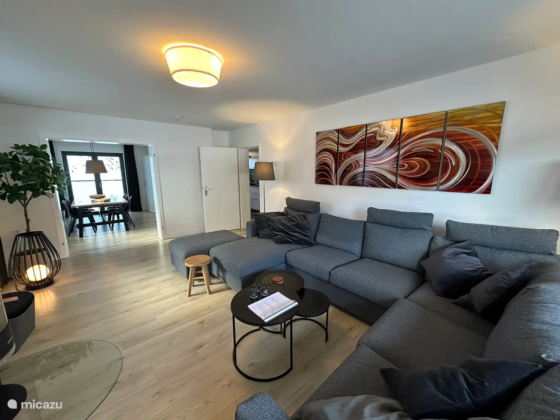 Woonkamer met doorgang naar eetkamer