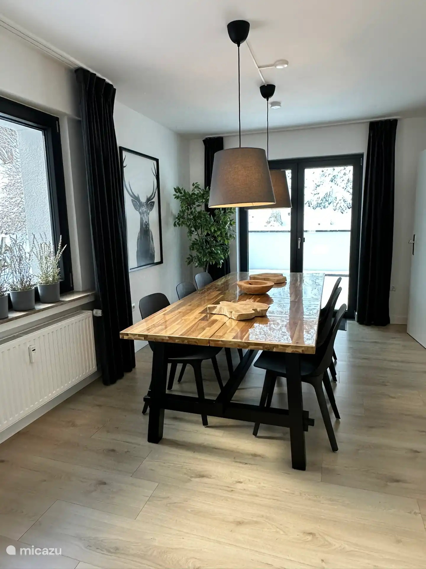 Eetkamer met heerlijke ruime tafel en terrasdeuren naar het grote terras