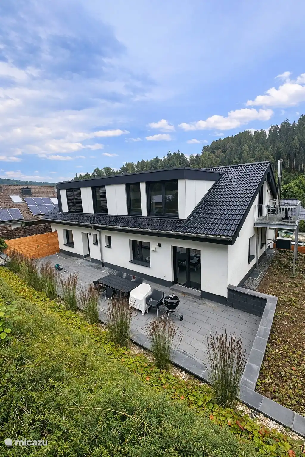 Achterzijde Villa Brachfeld en groot terras en opgang naar de tuin