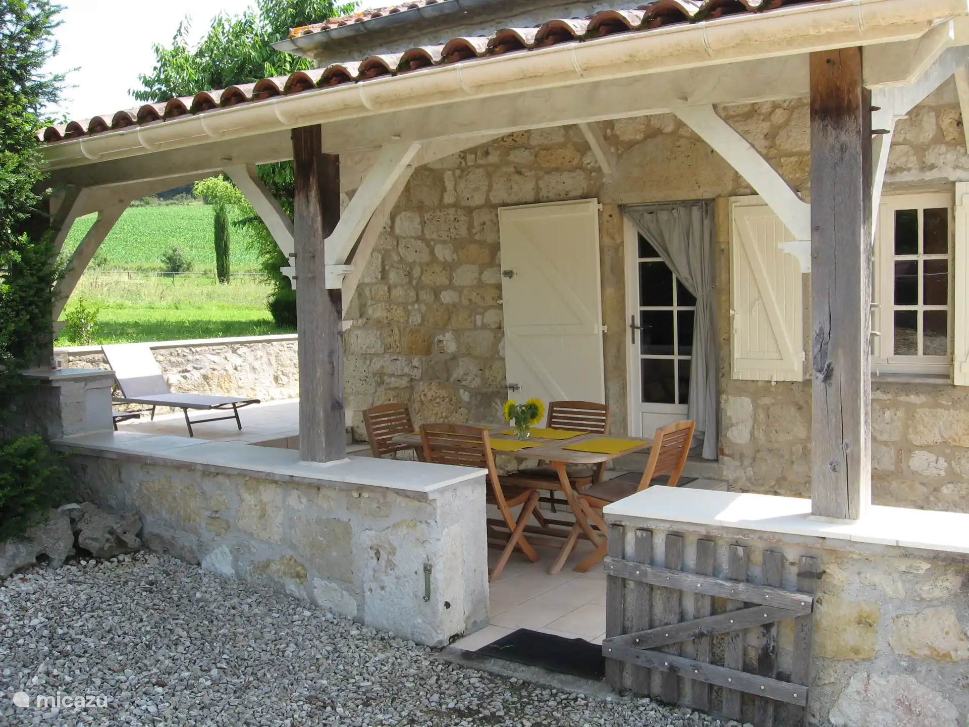 Terrasse couverte à l’entrée du salon