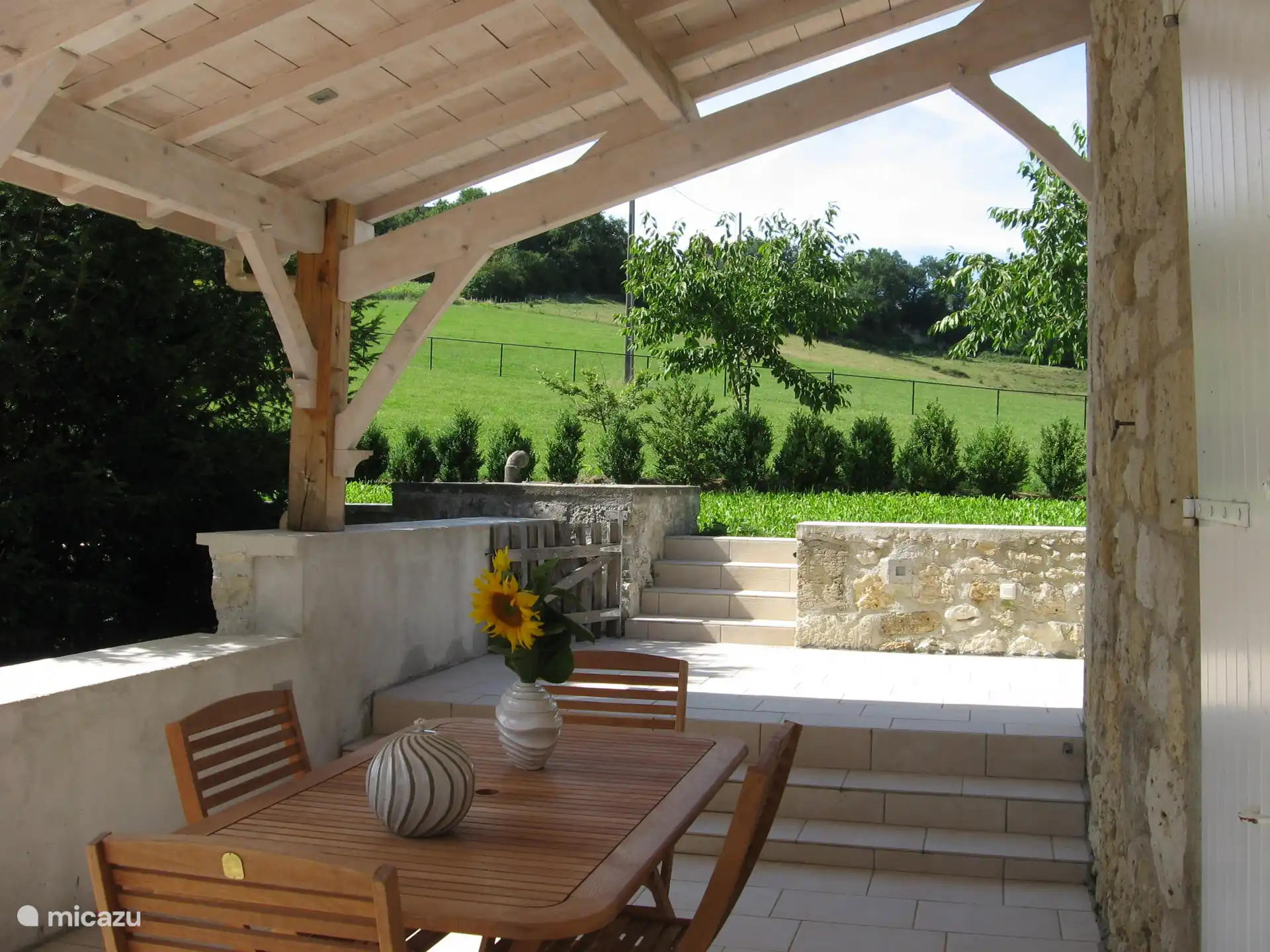 Terrasse, entrée du salon et véranda