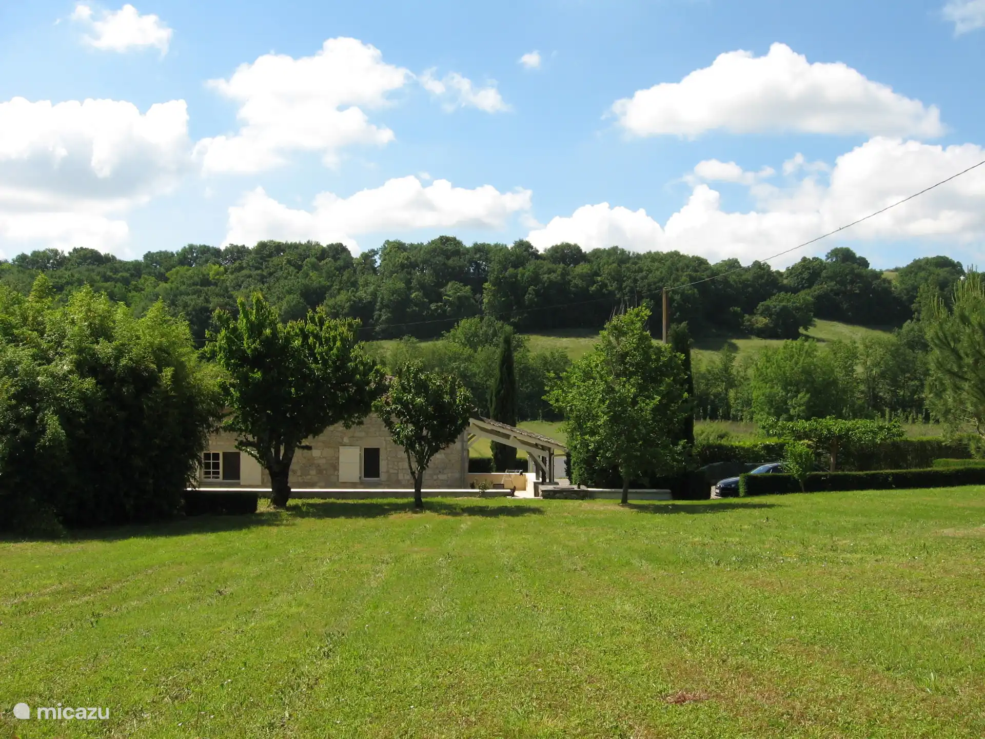 Vue depuis un grand jardin 