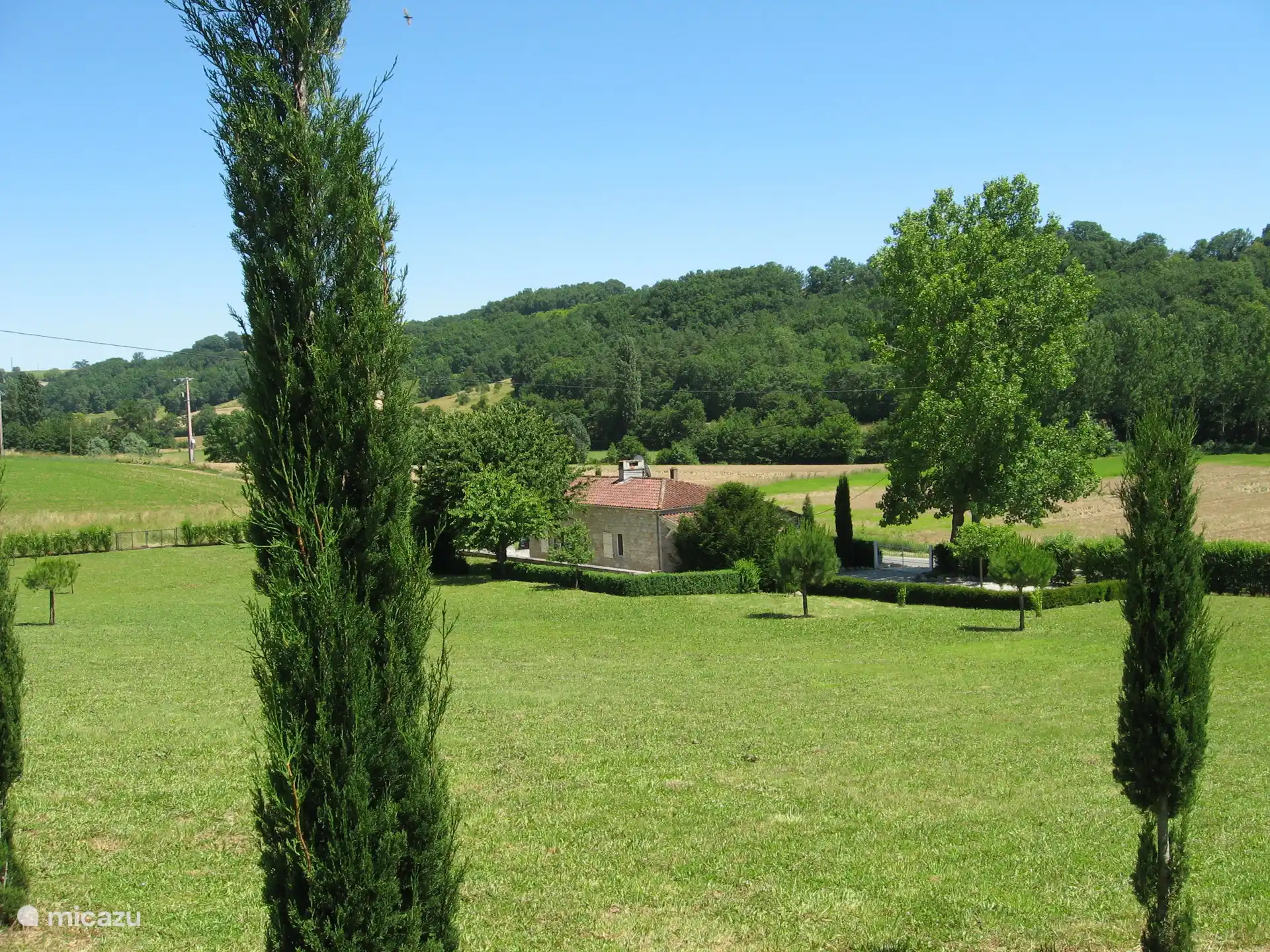 Vue sur la maison et les environs dans un jardin clos