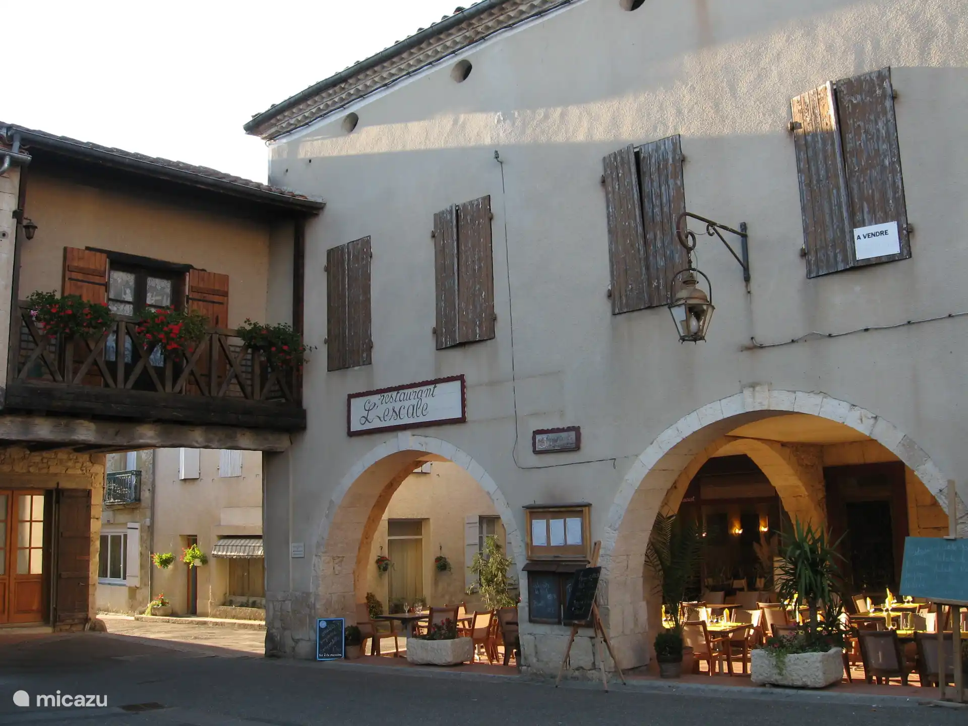 Place du village français avec ses arcades typiques
