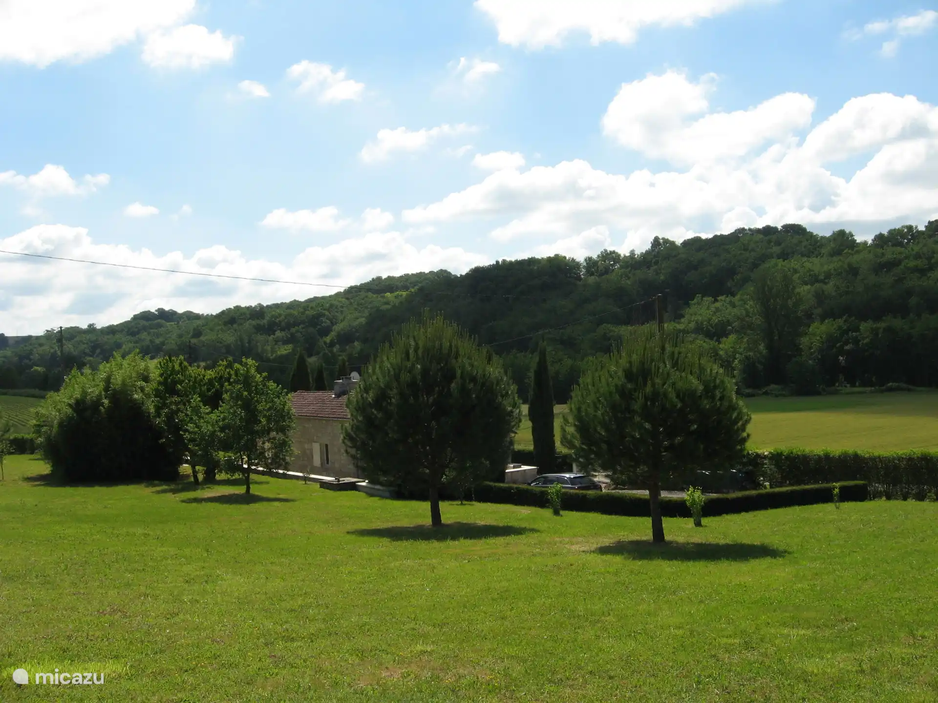 Vue dans le jardin de la maison et des environs