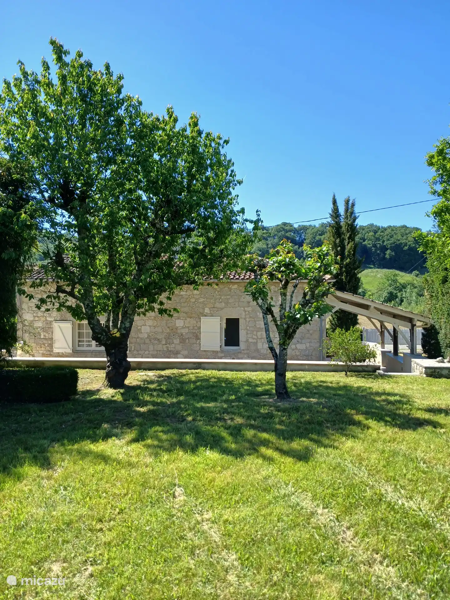 Vue depuis le jardin à l’arrière de la maison