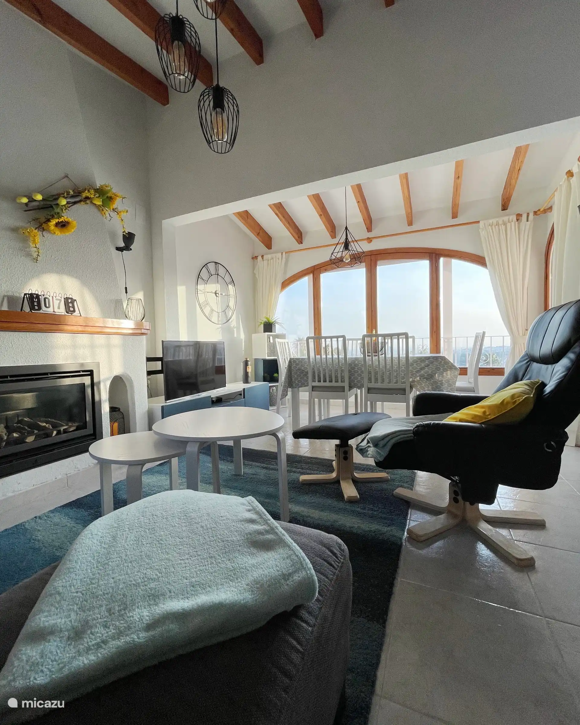 Salon avec vue panoramique et vue sur la piscine