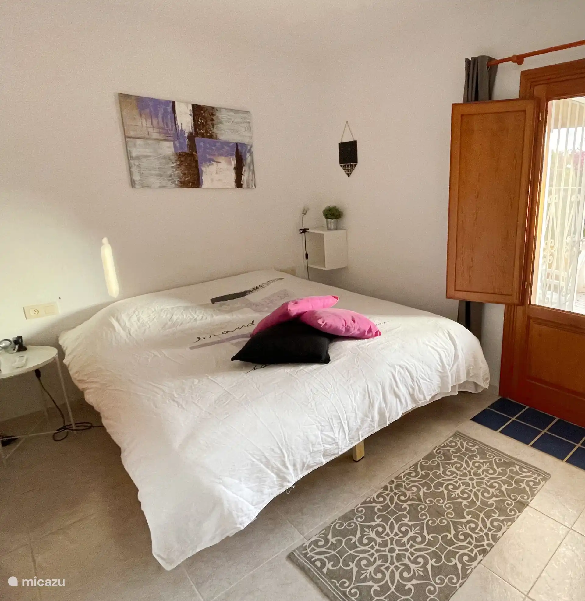 Chambre parentale avec sortie sur la terrasse en bas