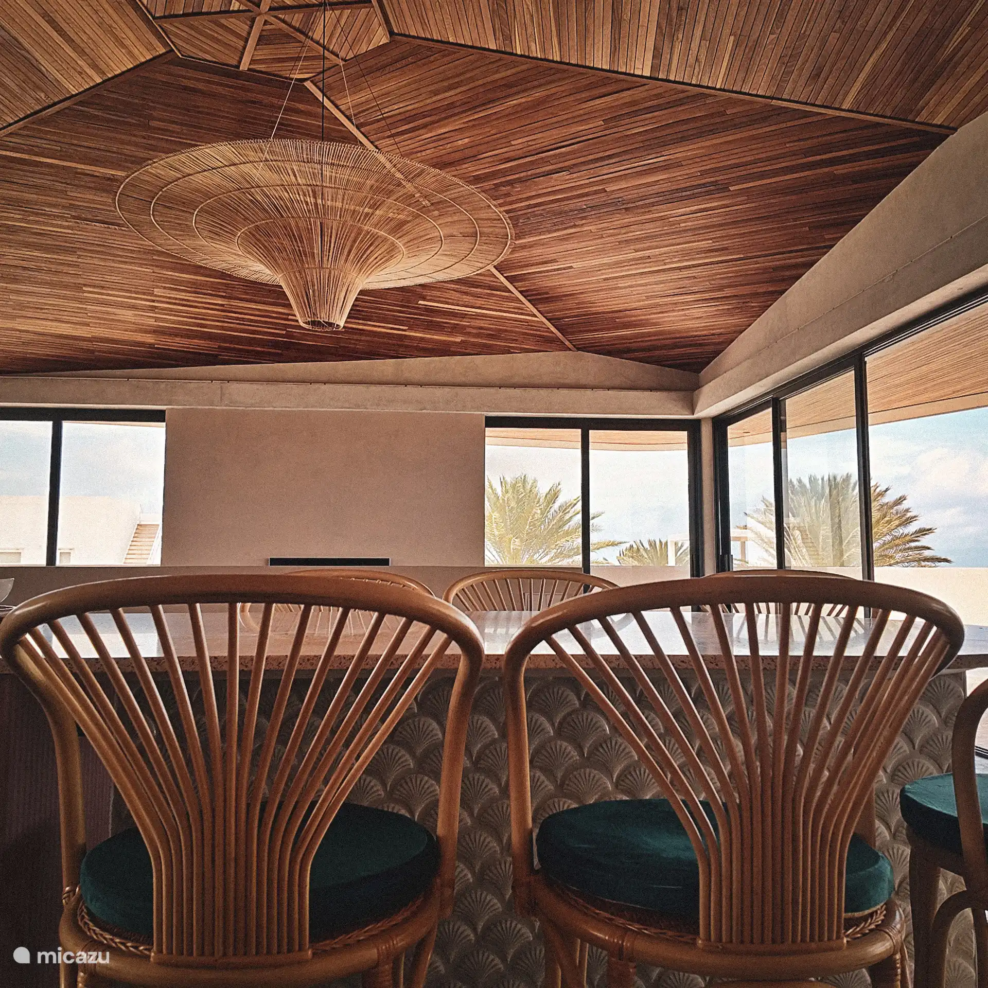 Kitchen island with bar area for 6 people.