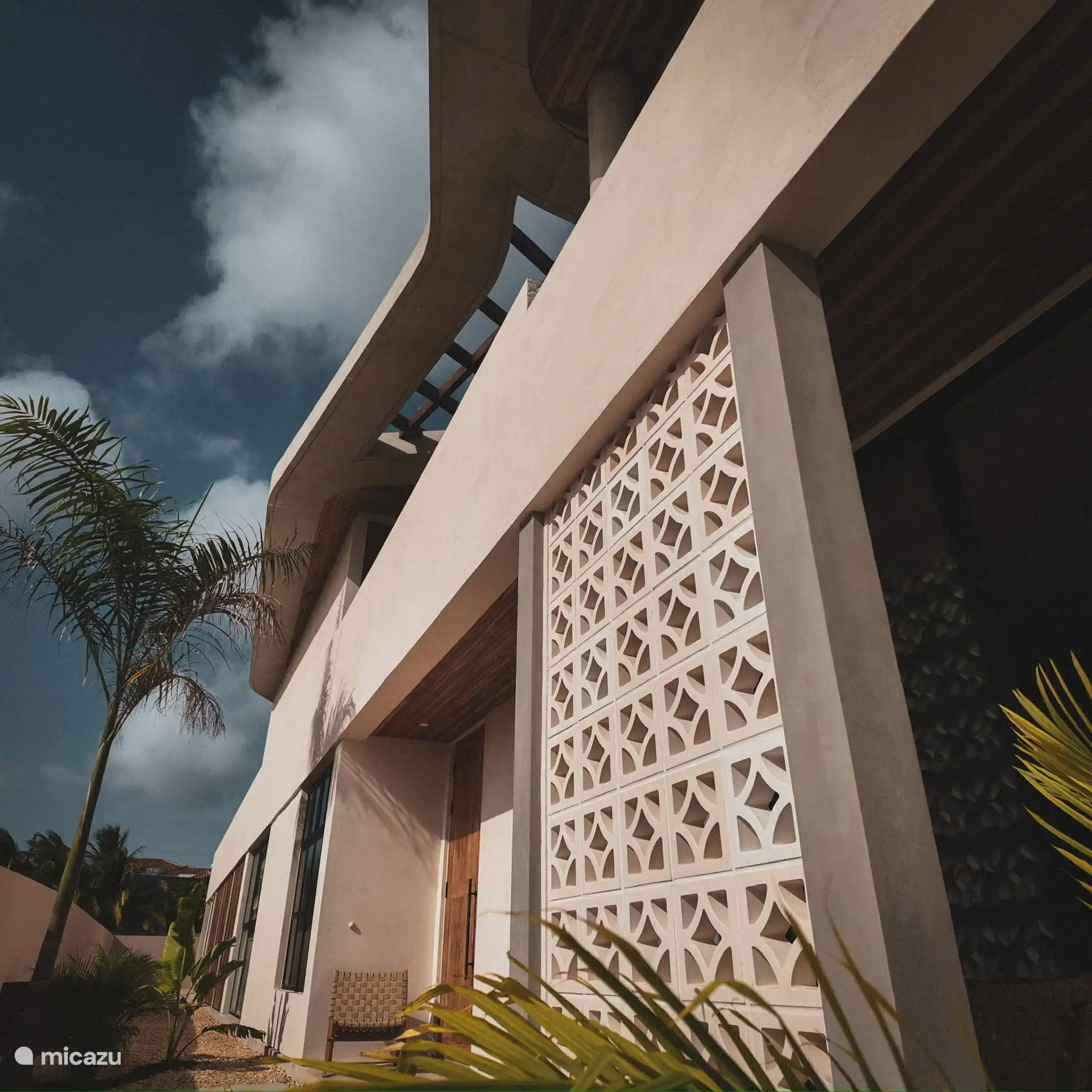 Side view Villa Aya.