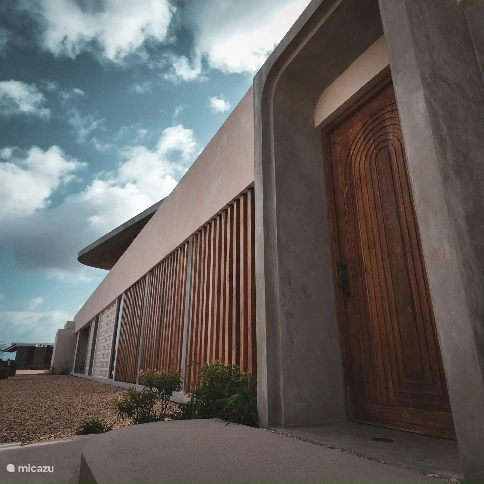 Side view Villa Aya.