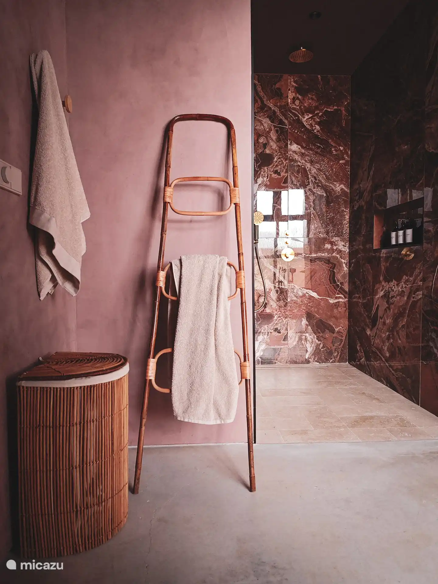 Bathroom master bedroom.
