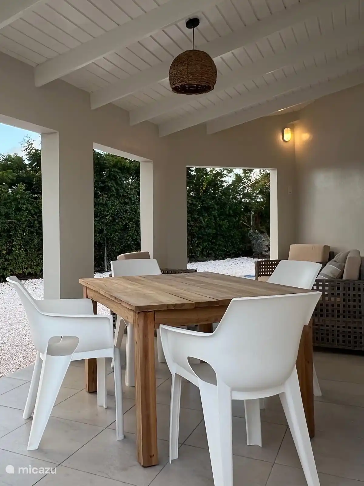 Porch achter met lounge set en eettafel.