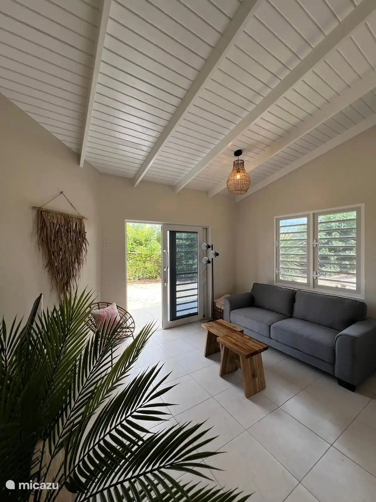 In de woonkamer naar de achtertuin