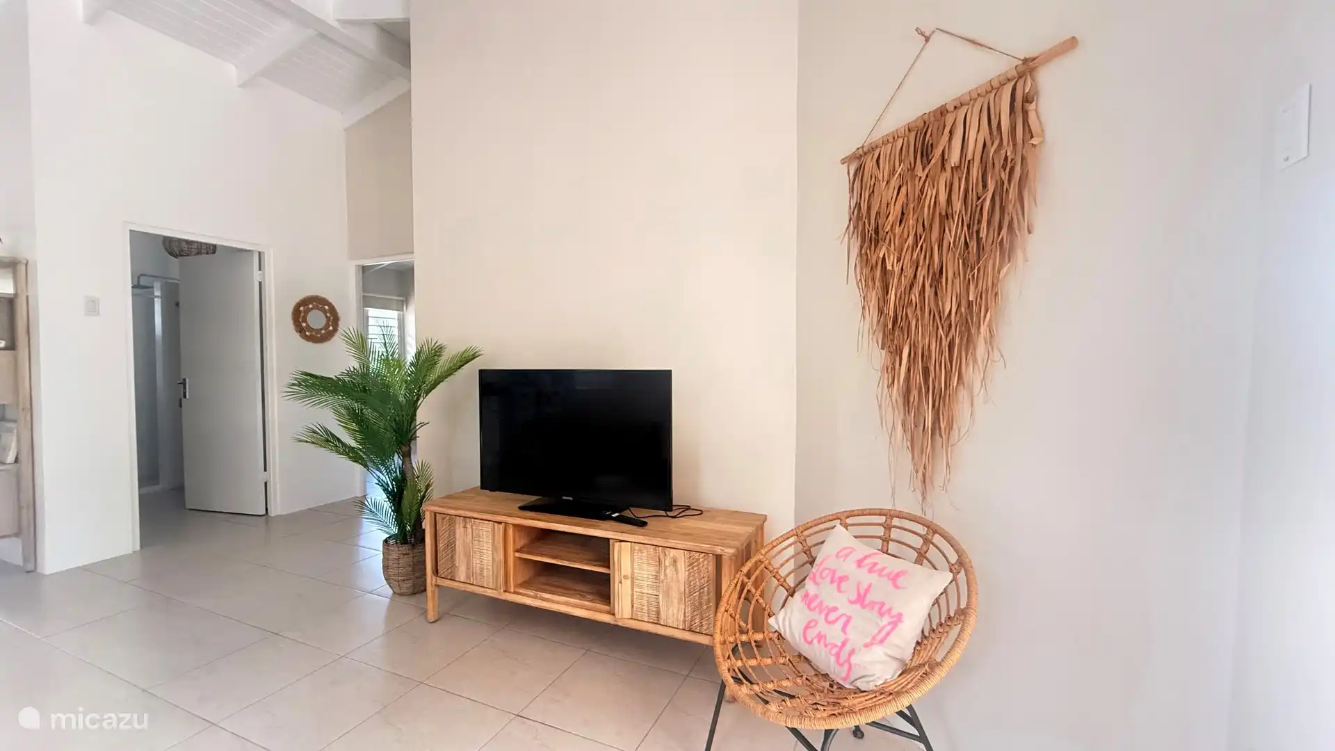 Woonkamer met hoog plafond