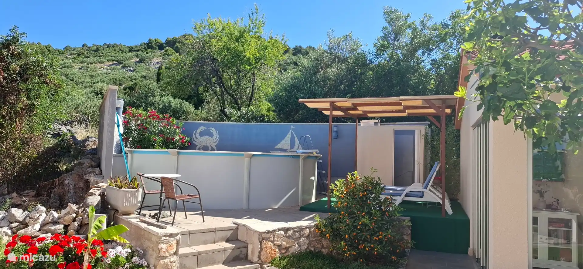 Piscine avec transats et douche extérieure