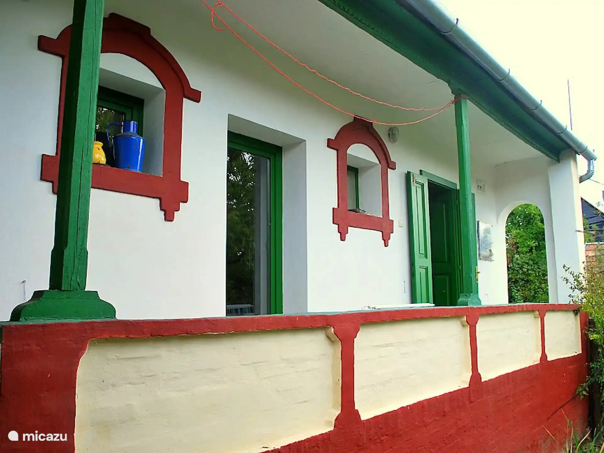 Het huis stamt ui 1886 maar is in 2021 volledig gerenoveerd. Met behoud van de authentieke elementen