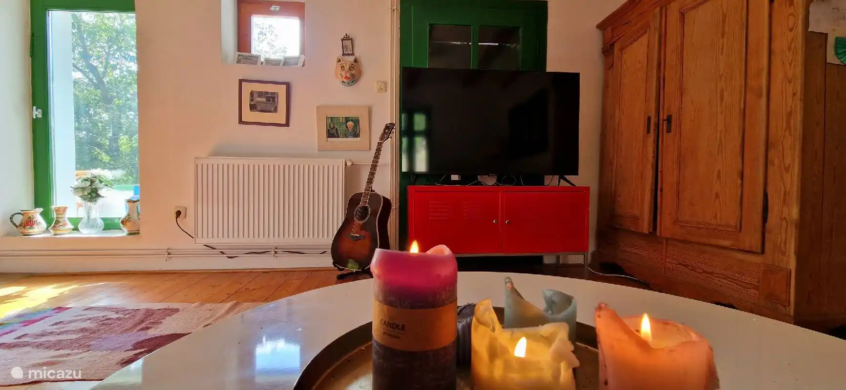 Snelle WIFI en Netflix. Lekker een kaasje eten, wijntje drinken bij de haard na een wandeling