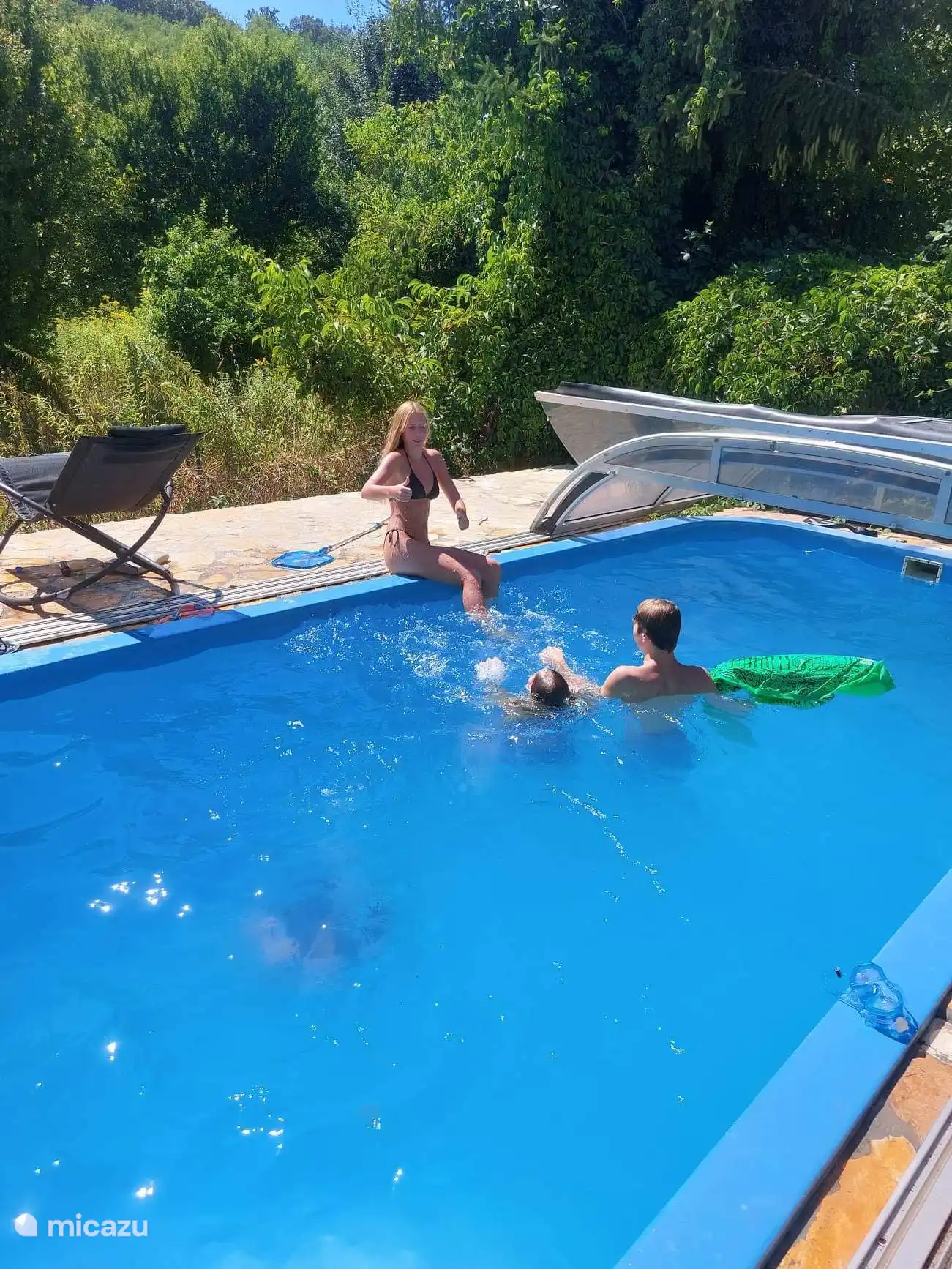 Het water blijft warm en schoon door de luxe glazen overkapping.