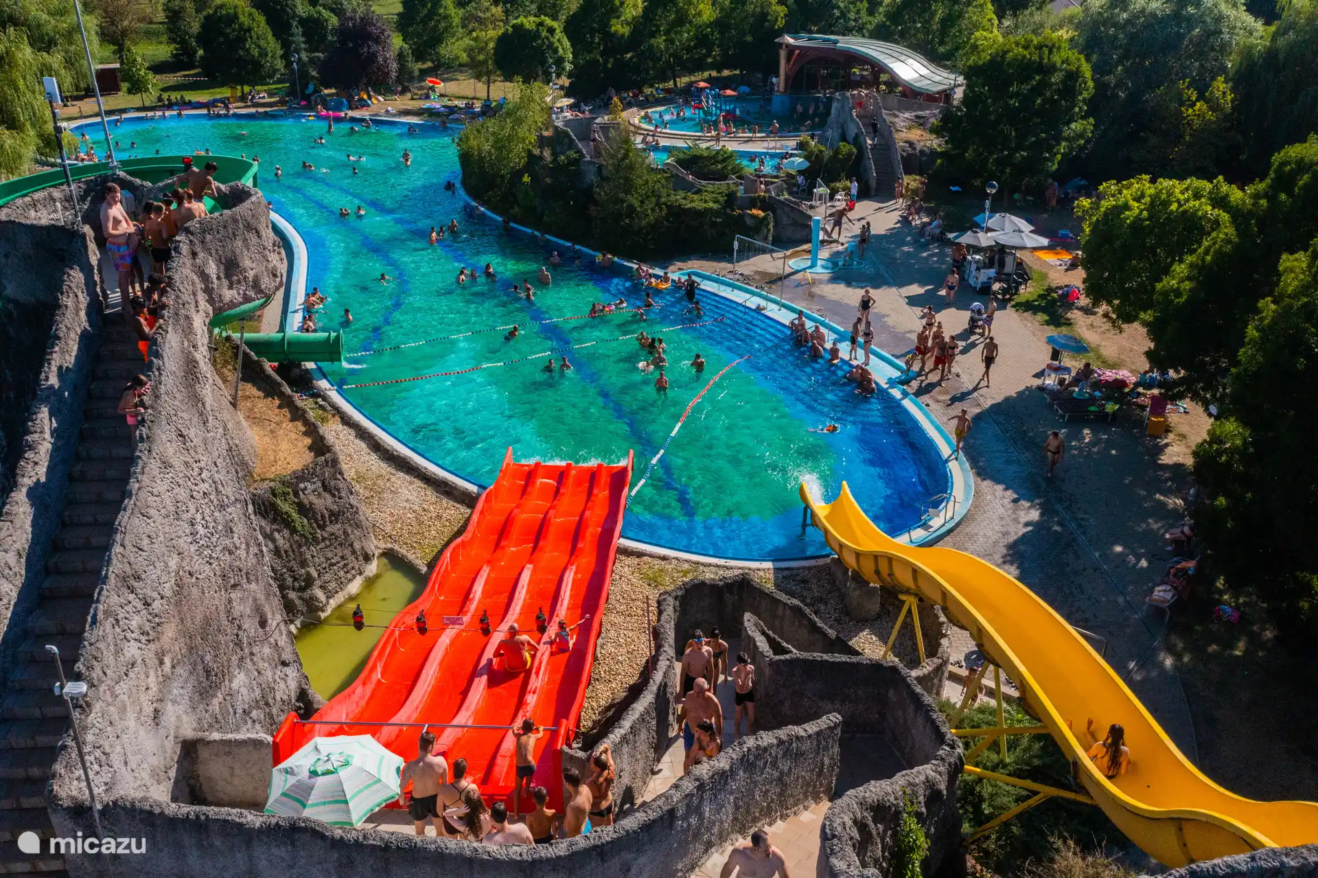 20 minuten van het landhuis vandaan ligt een wildwaterzwembad, met sauna, wellness, warmwaterbronnen, glijbanen, springplanken, bubbelbaden, fonteinen, beachvolleybalvelden etc.