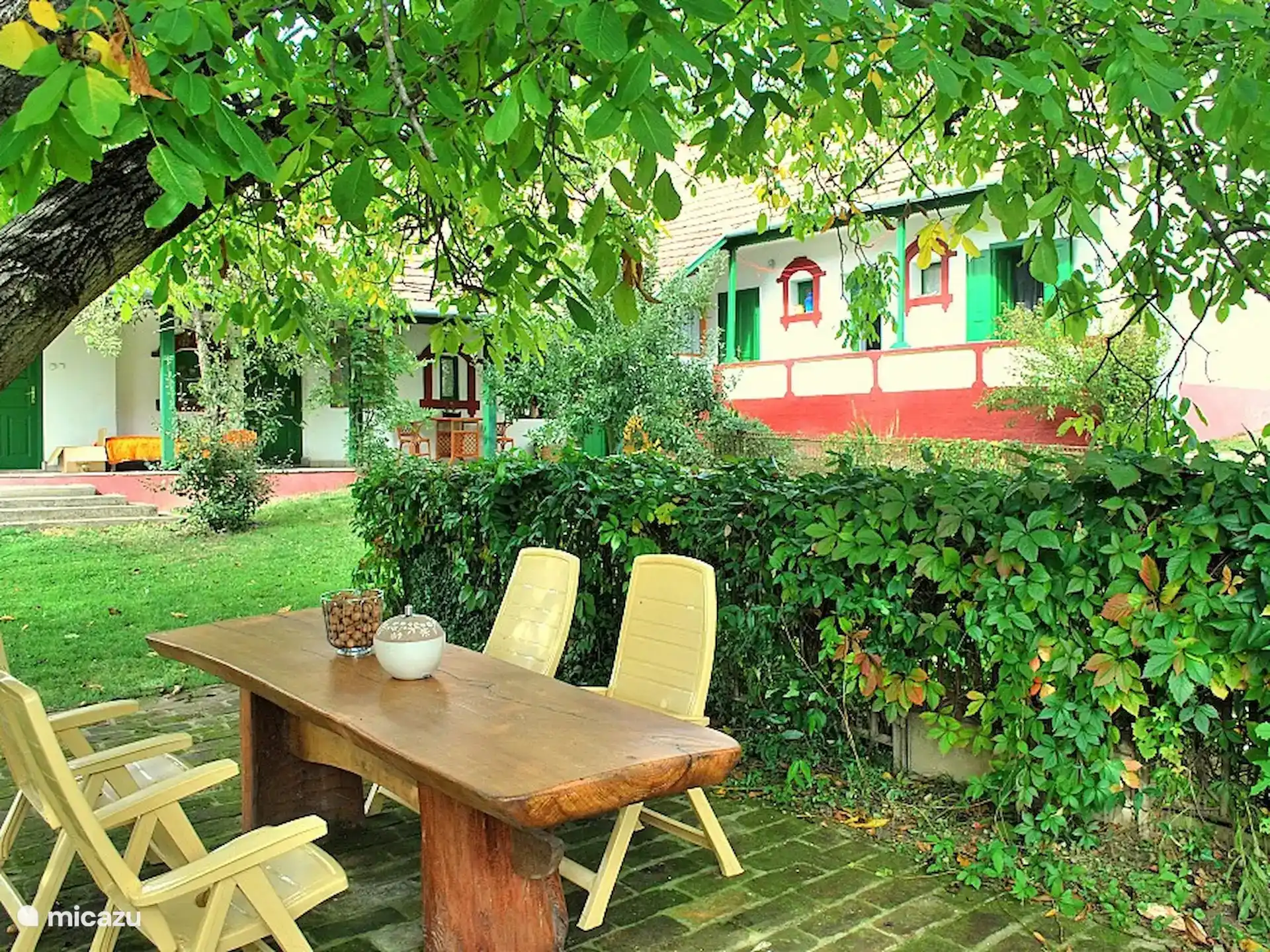 De notenboom biedt schaduw bi heet weer. De tuin is volledig privé, met kleine wijgaarde