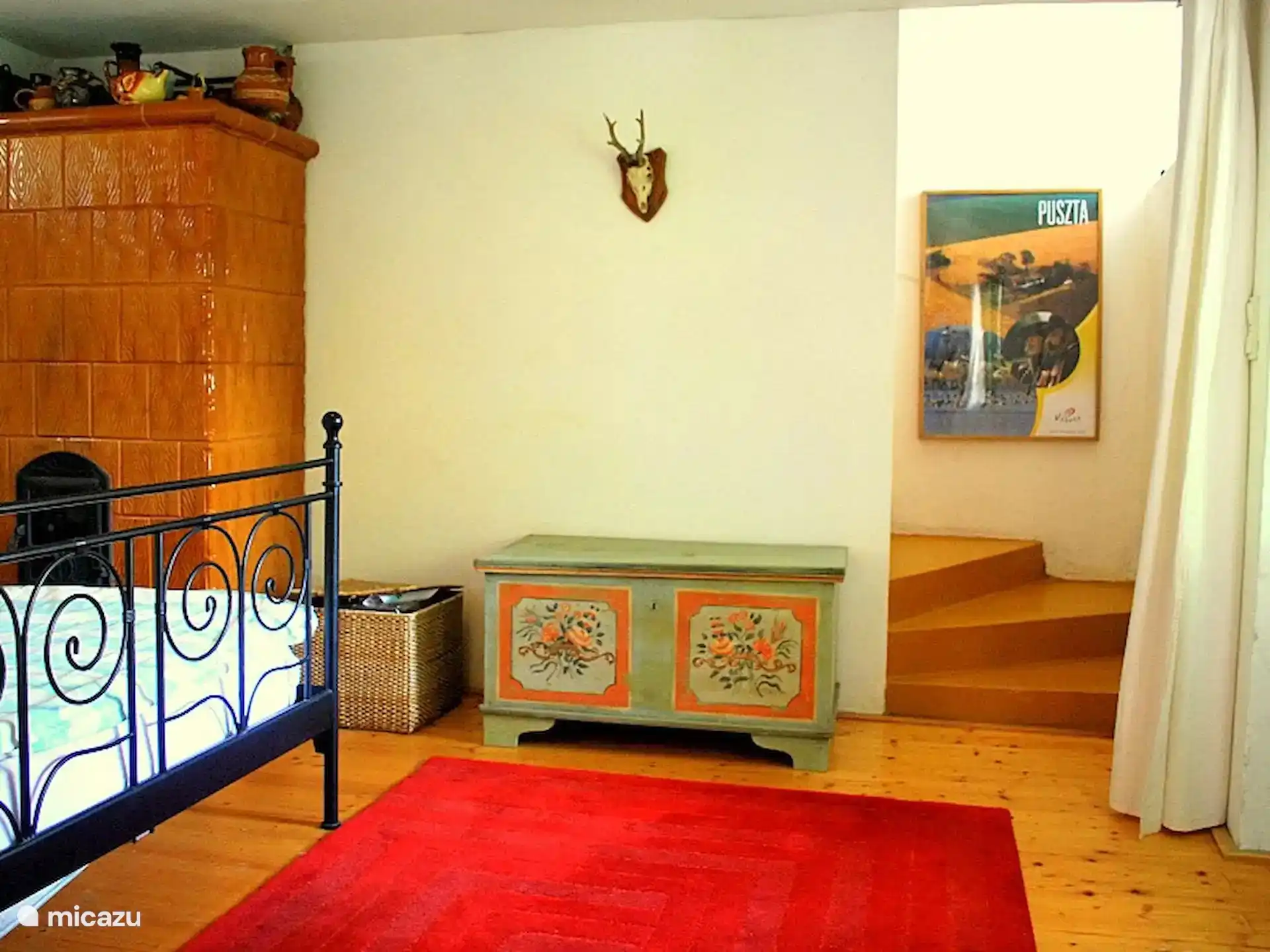 De slaapkamer heeft een kachel, hoe romantisch! Met klapdeuren naar de tuin