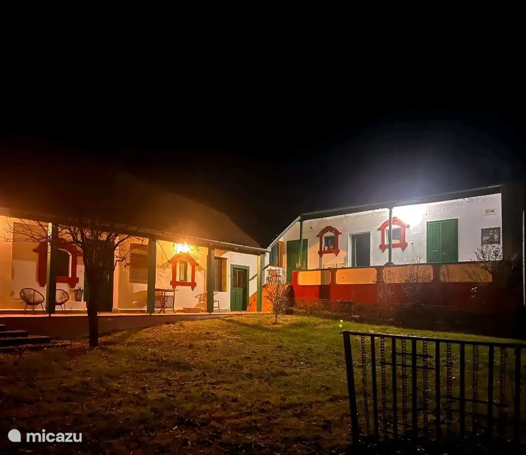 Het landhuis BY NIGHT, volledig gerenoveerd in 2020, maar met behoud van de authentieke elementen. Lemen muren van 1,5 meter zorgen voor natuurlijke airco. 