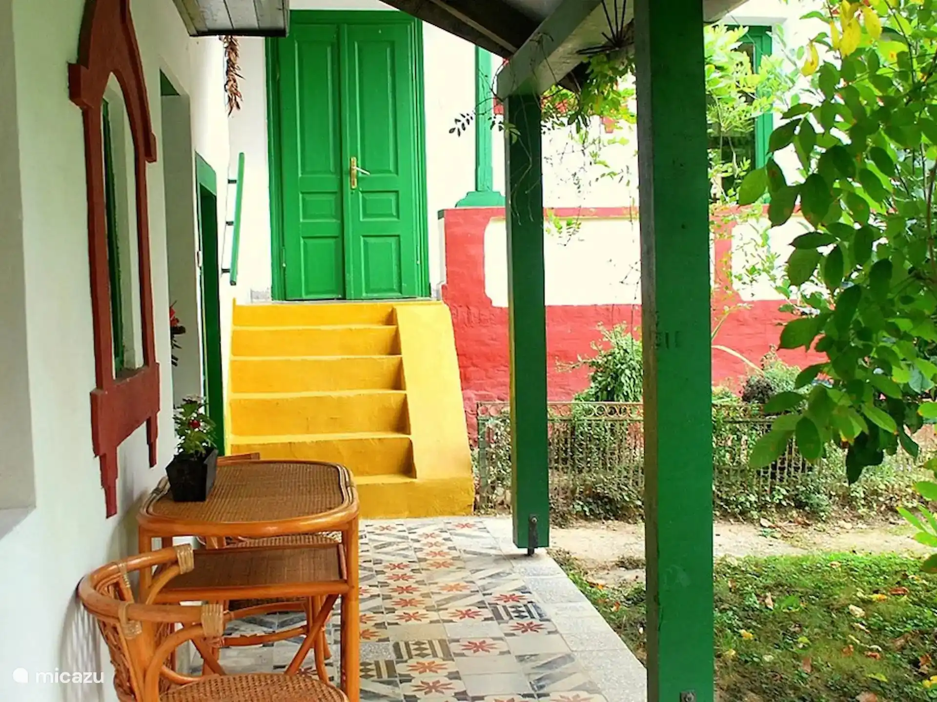 De dag beginnen met koffie op de veranda! De originele tegels stammen nog uit 1896