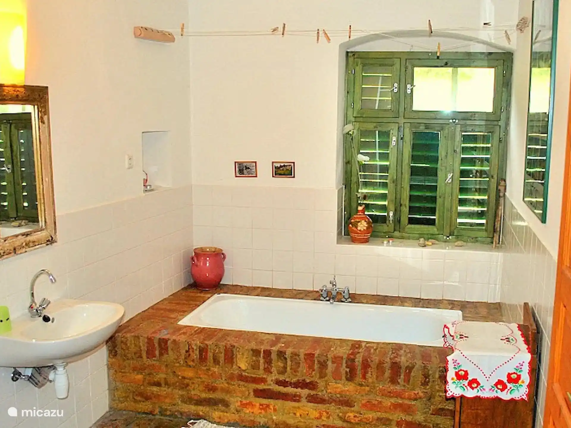 Het bad is gemaakt van de originele stenen uit 1826. Er is een aparte douche en 2 toiletten. Shampoo, conditioner, doucheschuim, badzout, handdoeken, toiletpapier is aanwezig!