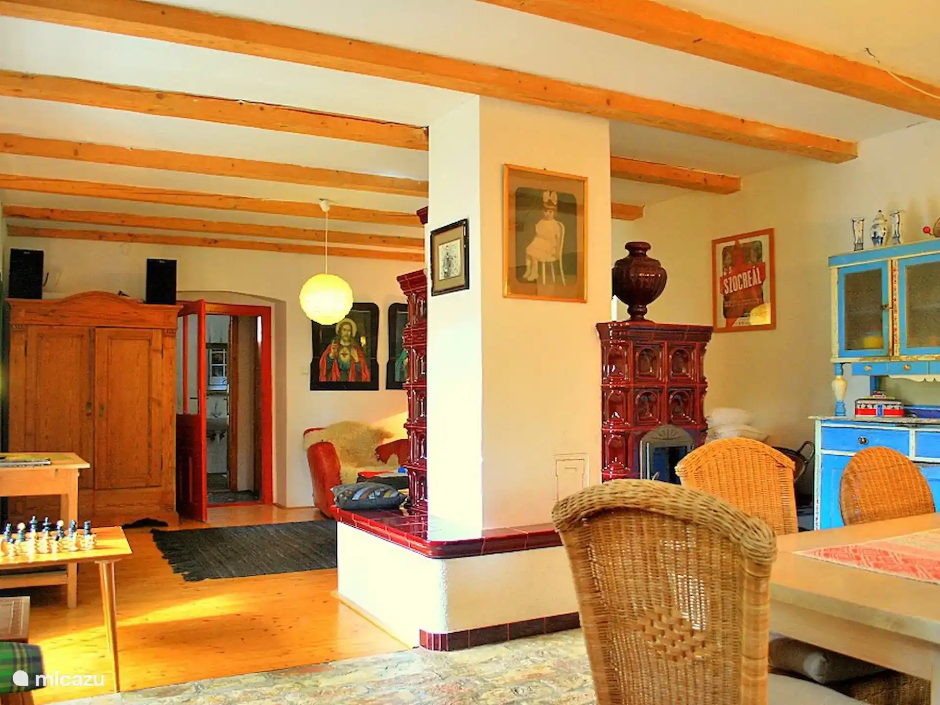 Heerlijke woonkamer met open keuken. De openhaard houdt je de hele dag warm. En de lemen muren 1,5 houden het huis koel in de zomer