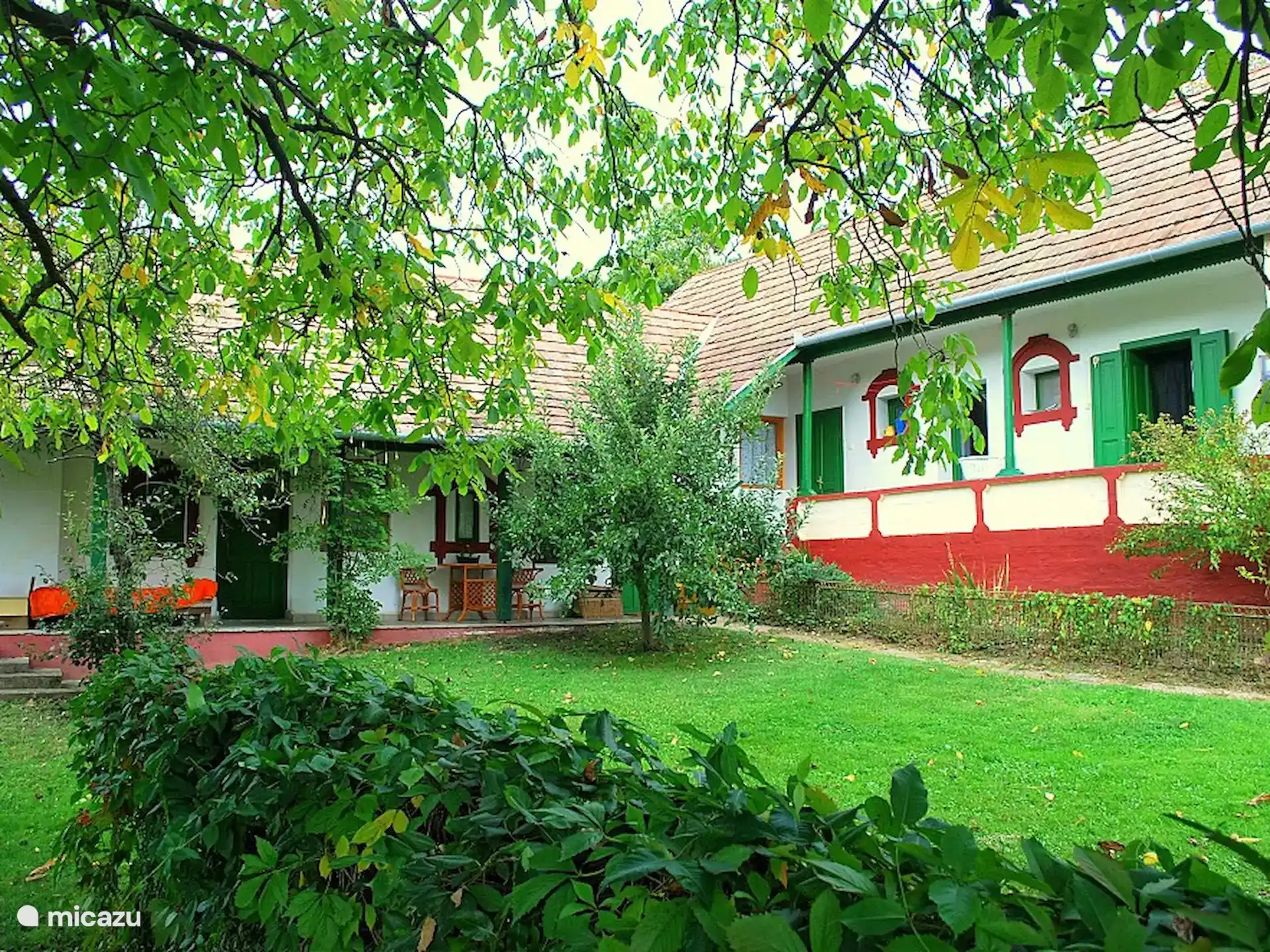 Uniek gerenoveerd huis (1896/2021) met 1,5m dikke lemen muren: natuurlijke koelte! Geniet van 4000m2 privacy, een eigen wijngaard en de schaduw van de notenboom. Historisch karakter met modern comfort