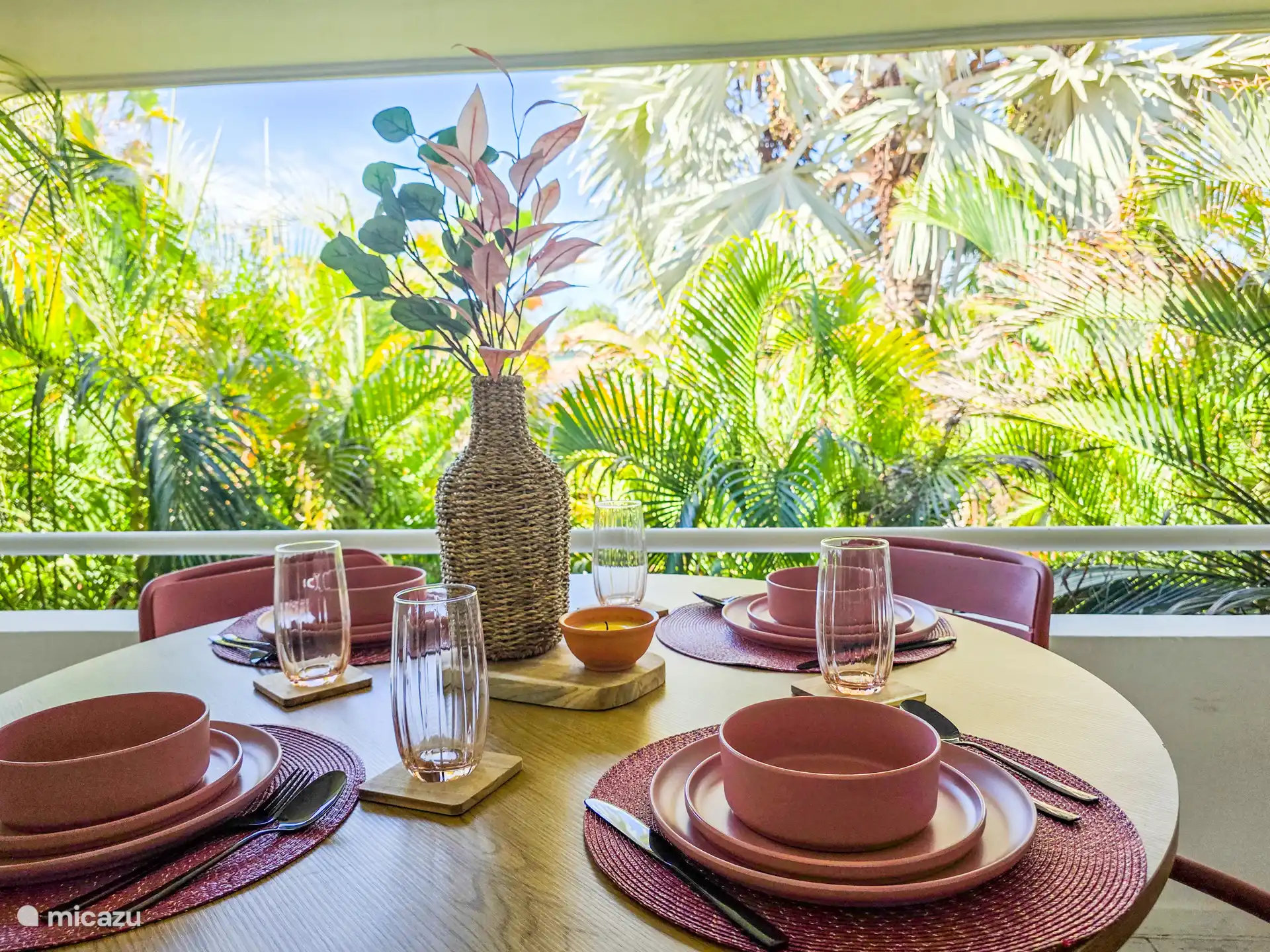 Stap naar buiten op het terras en geniet van een al-fresco maaltijd omringd door een tropische flora die een gevoel van privacy en rust biedt.