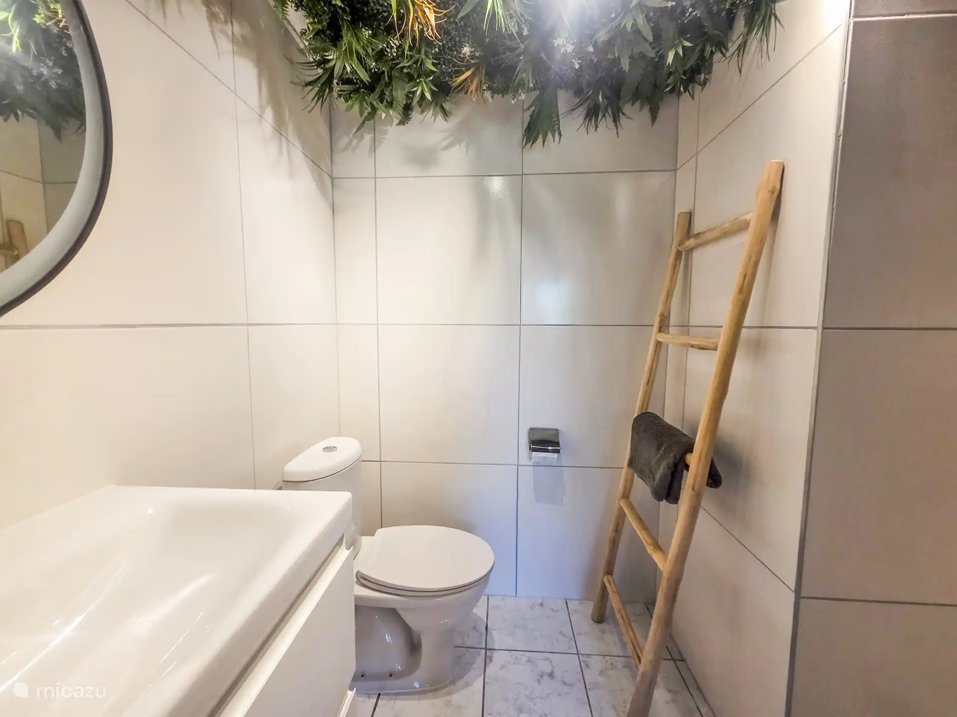 Stap in de tropische badkamer voor een verfrissende douche met warm water.