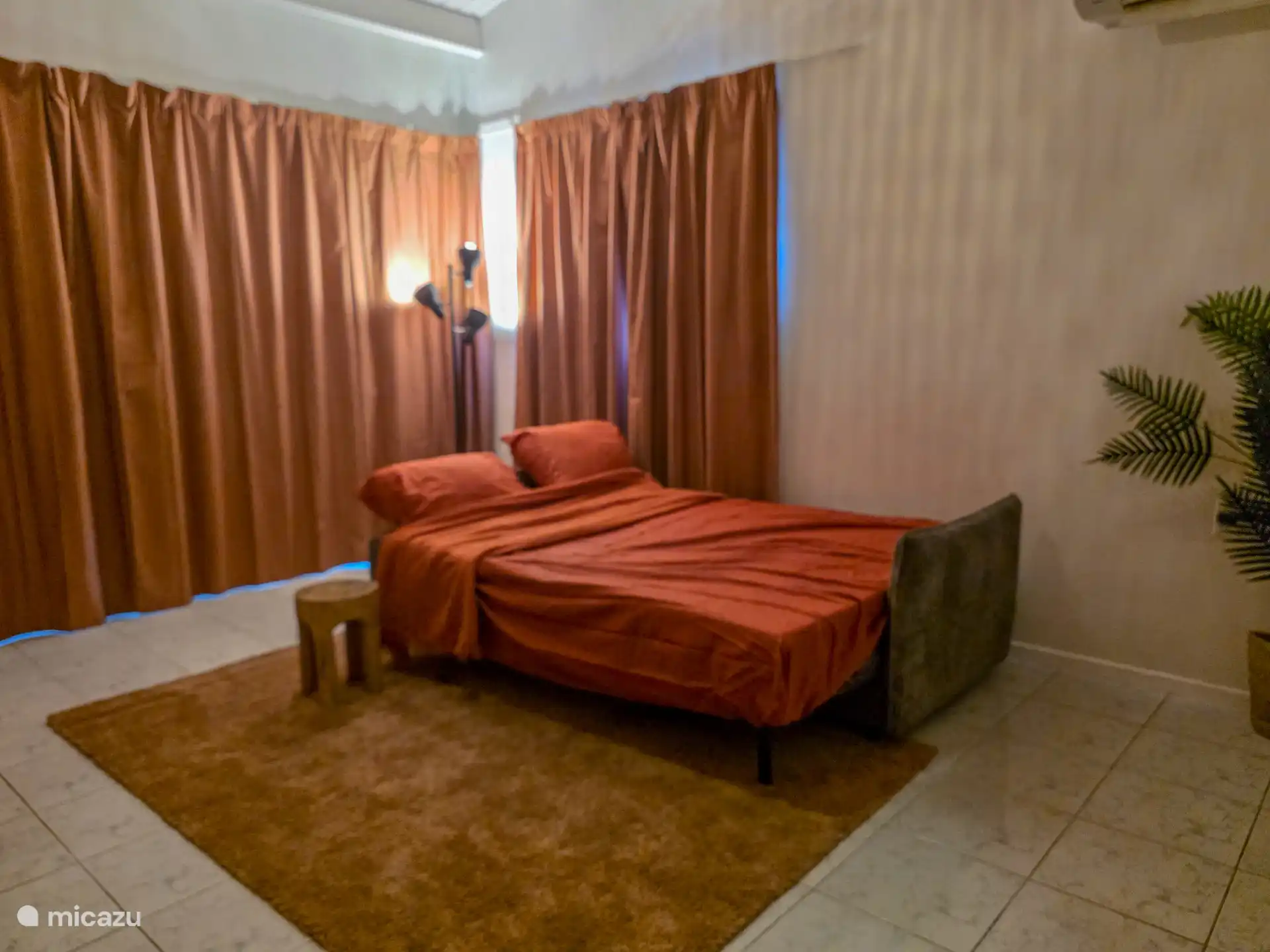 Slaapbank met topper zodat u comfortabel kunt slapen. 