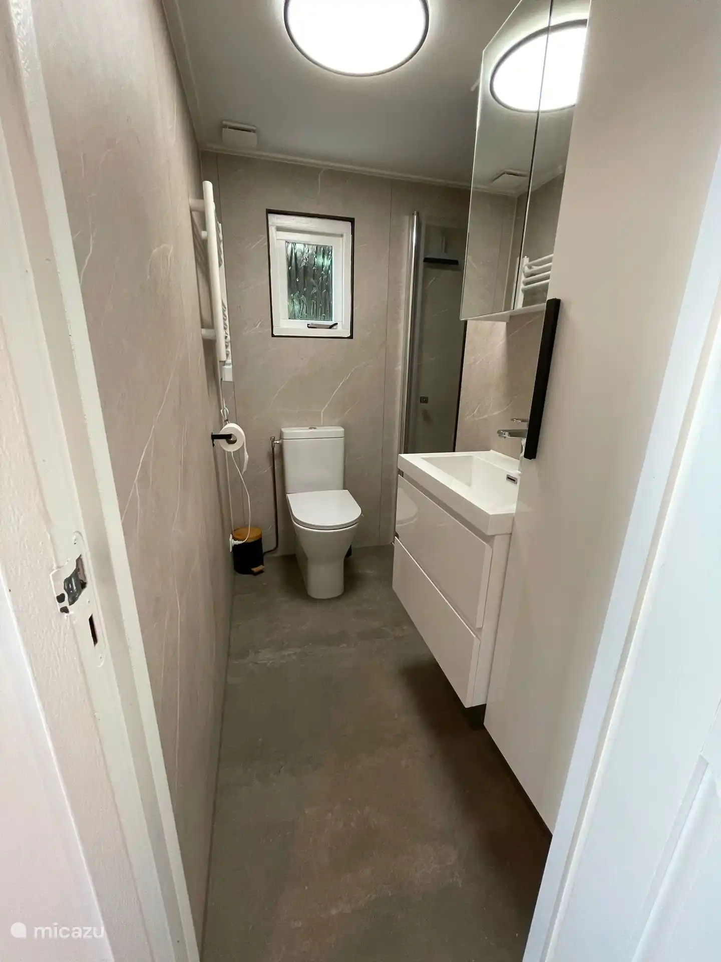 El baño está equipado con ducha y armario de baño, e incluye secador de pelo y papel higiénico.